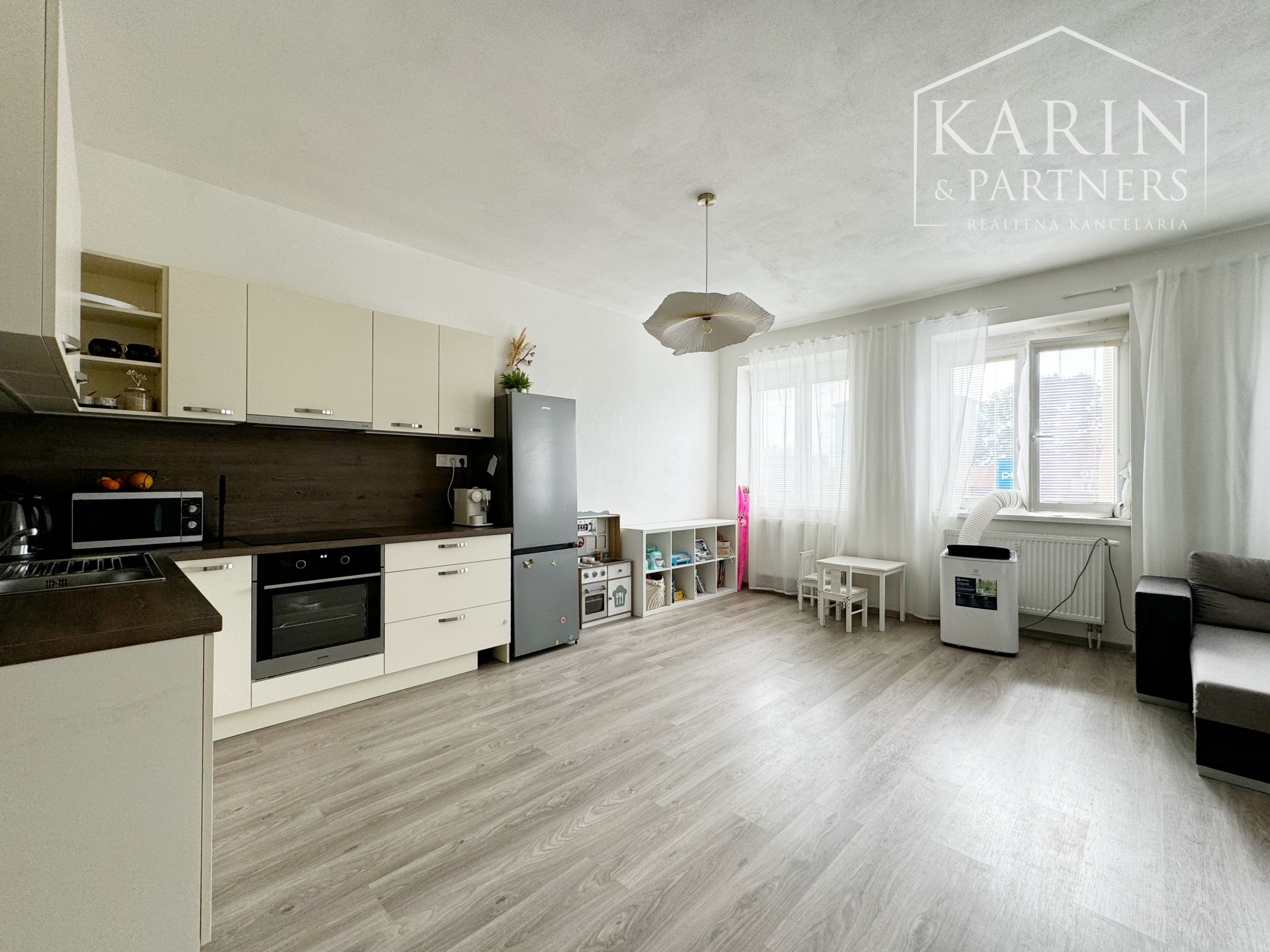 Súkromie v centre mesta: Moderný 2-izbový byt s parkovaním a šatníkom, Holíč