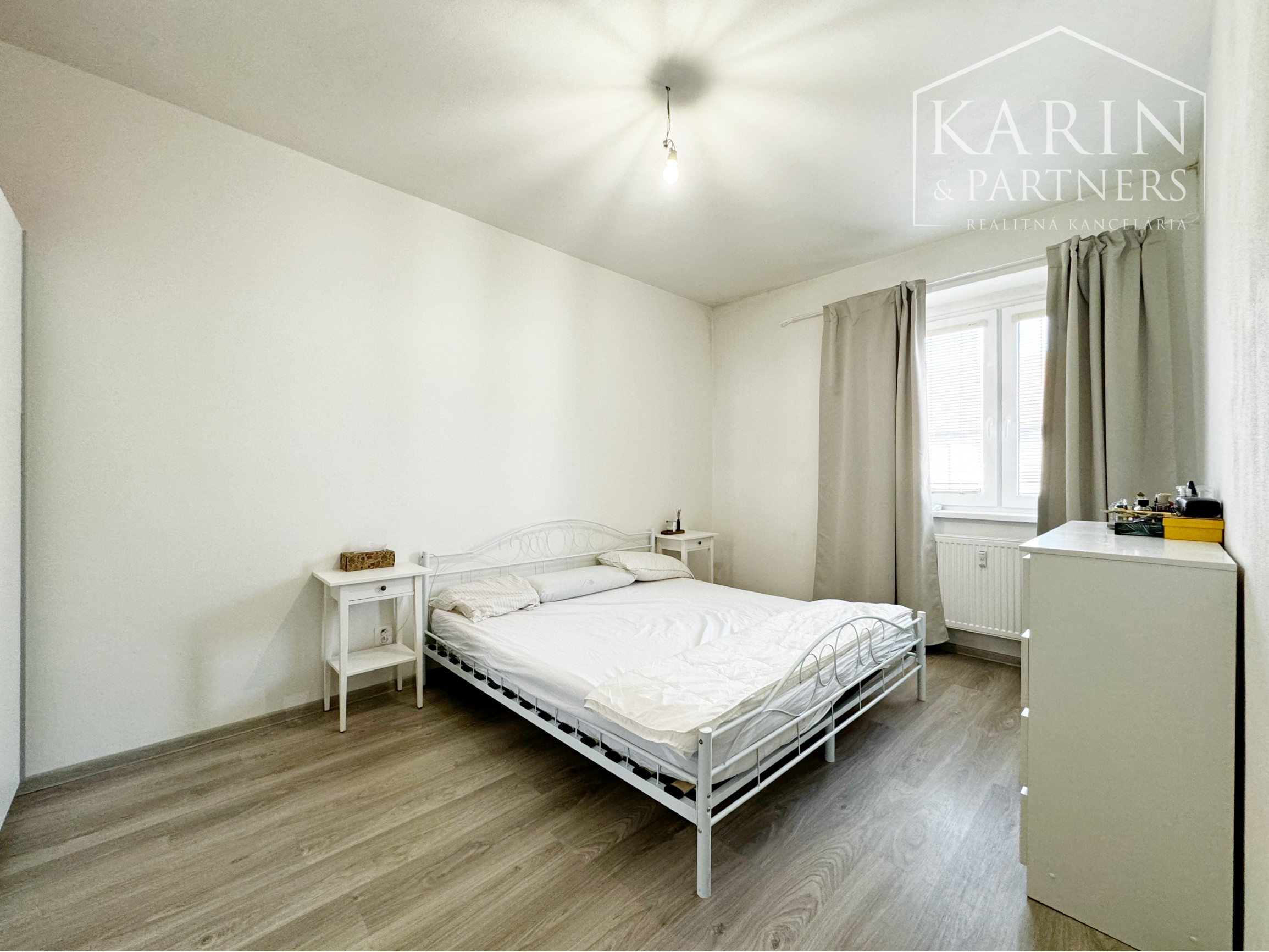 Súkromie v centre mesta: Moderný 2-izbový byt s parkovaním a šatníkom, Holíč