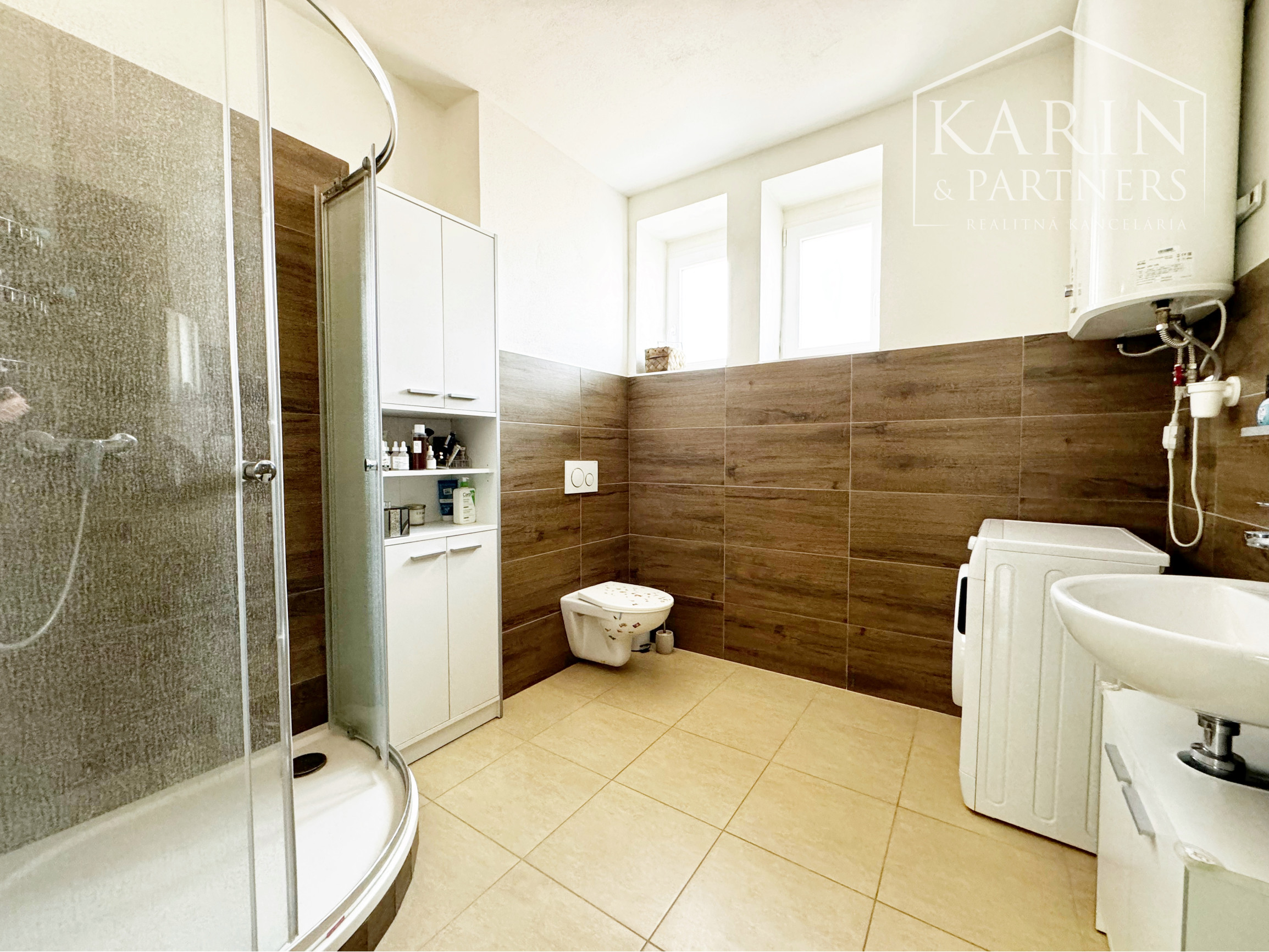 Súkromie v centre mesta: Moderný 2-izbový byt s parkovaním a šatníkom, Holíč