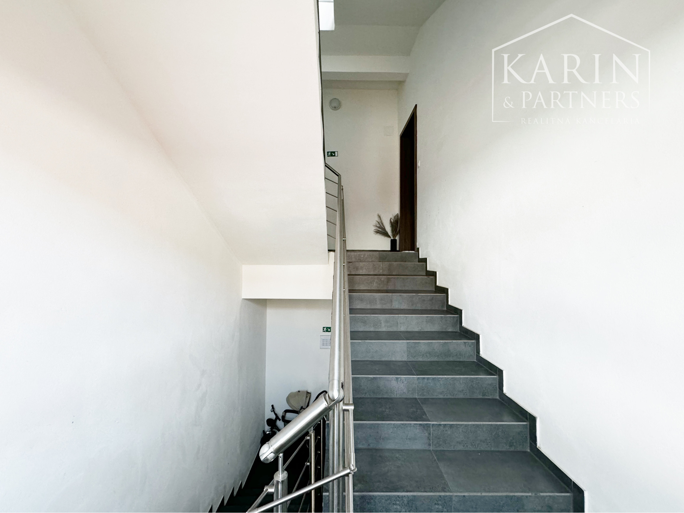 Súkromie v centre mesta: Moderný 2-izbový byt s parkovaním a šatníkom, Holíč