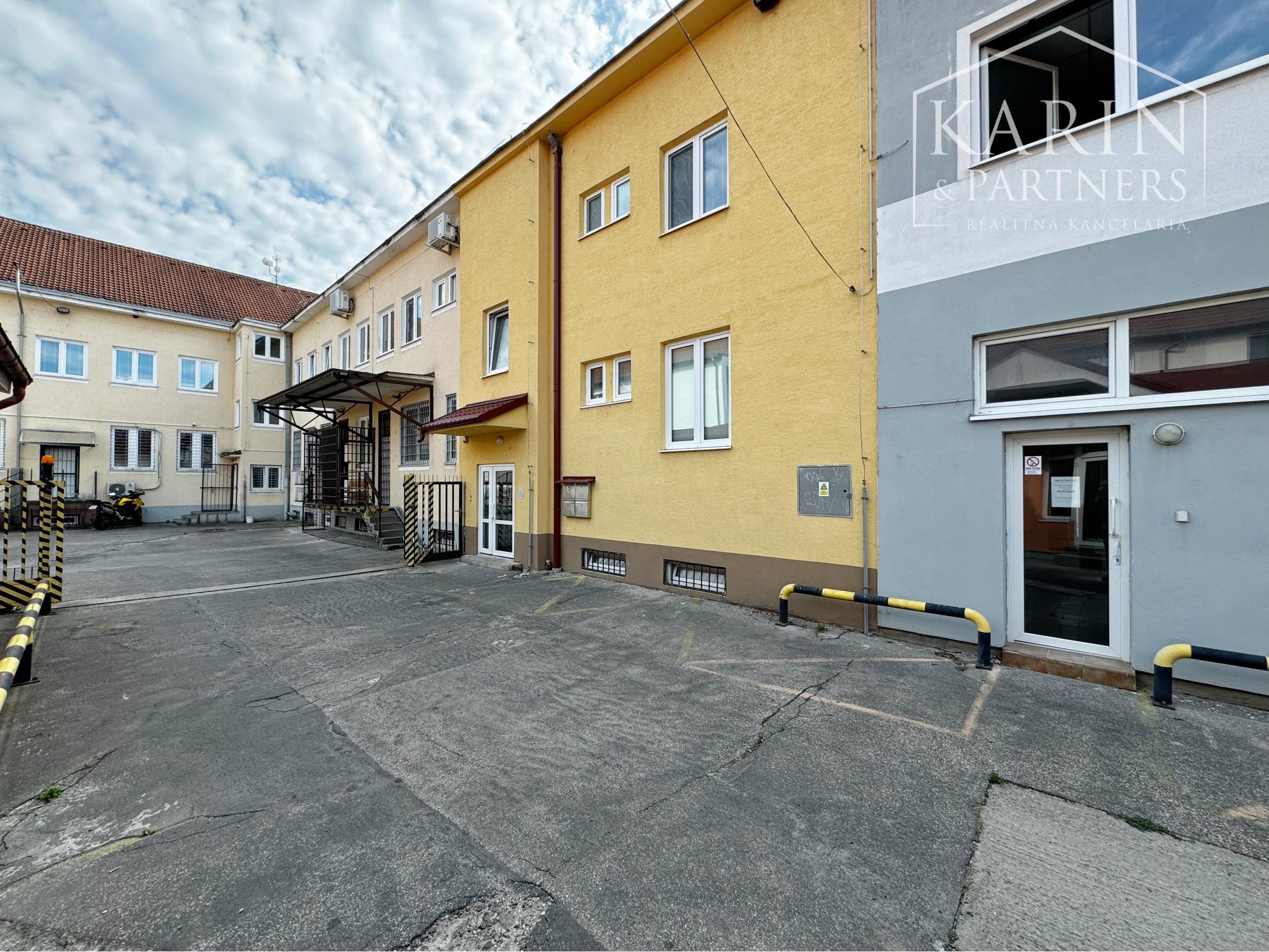 Súkromie v centre mesta: Moderný 2-izbový byt s parkovaním a šatníkom, Holíč