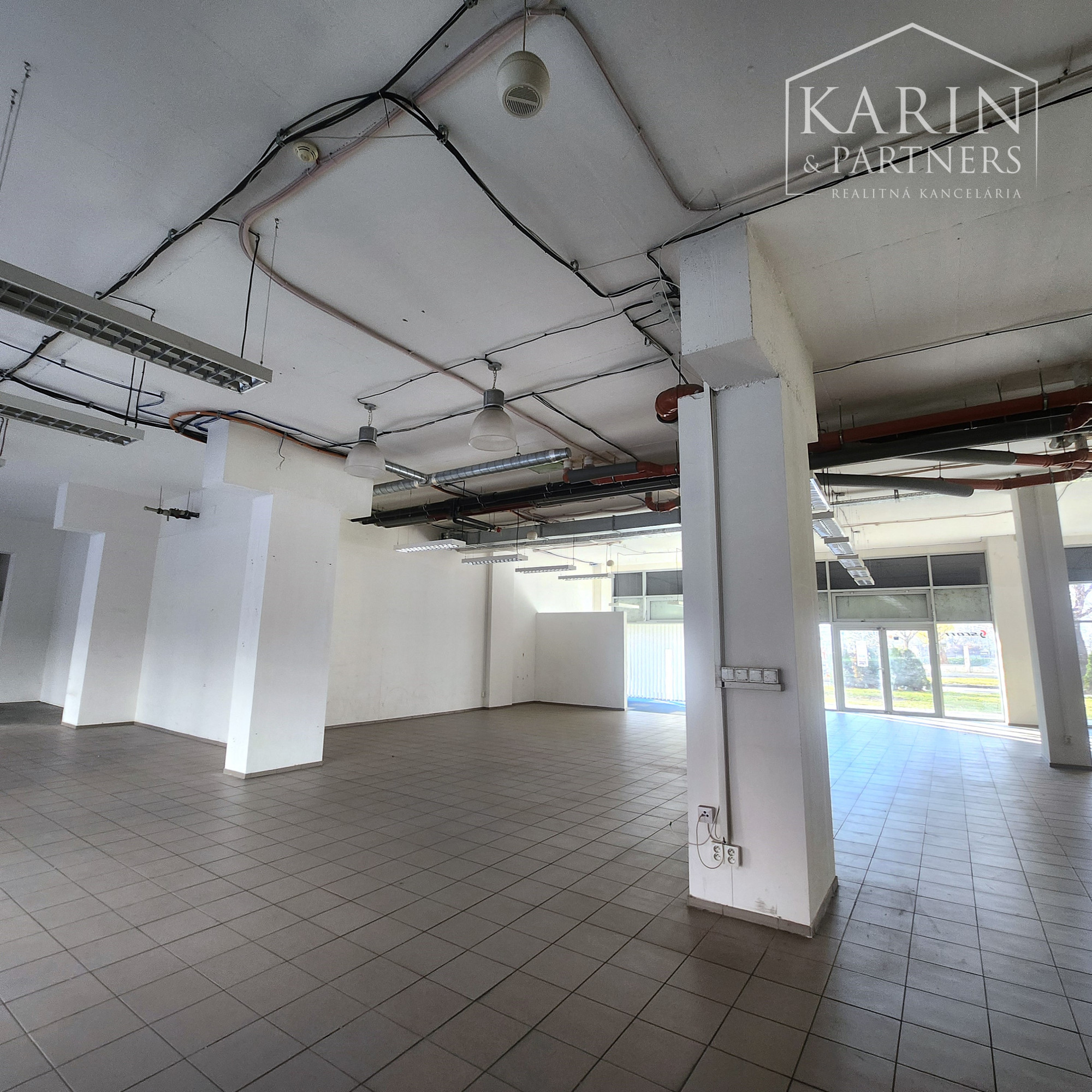 PRENÁJOM-Obchodné priestory 335 m2 s výkladmi do ulice-Tomášiková ul.