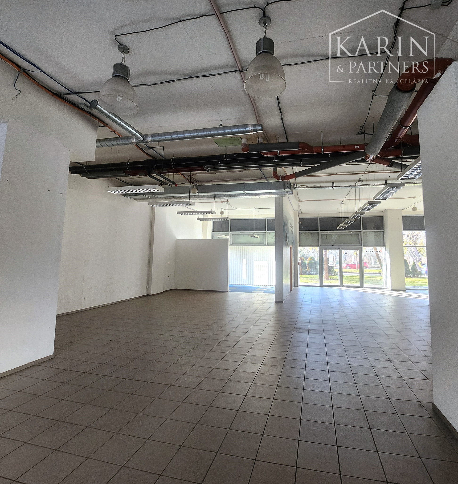 PRENÁJOM-Obchodné priestory 335 m2 s výkladmi do ulice-Tomášiková ul.