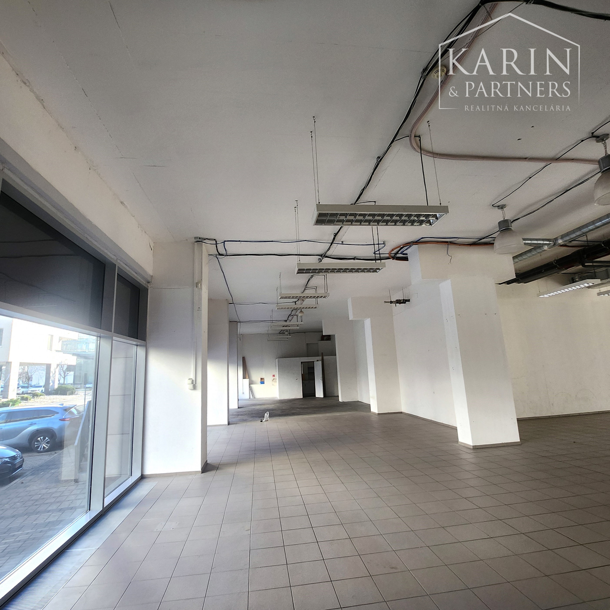 PRENÁJOM-Obchodné priestory 335 m2 s výkladmi do ulice-Tomášiková ul.