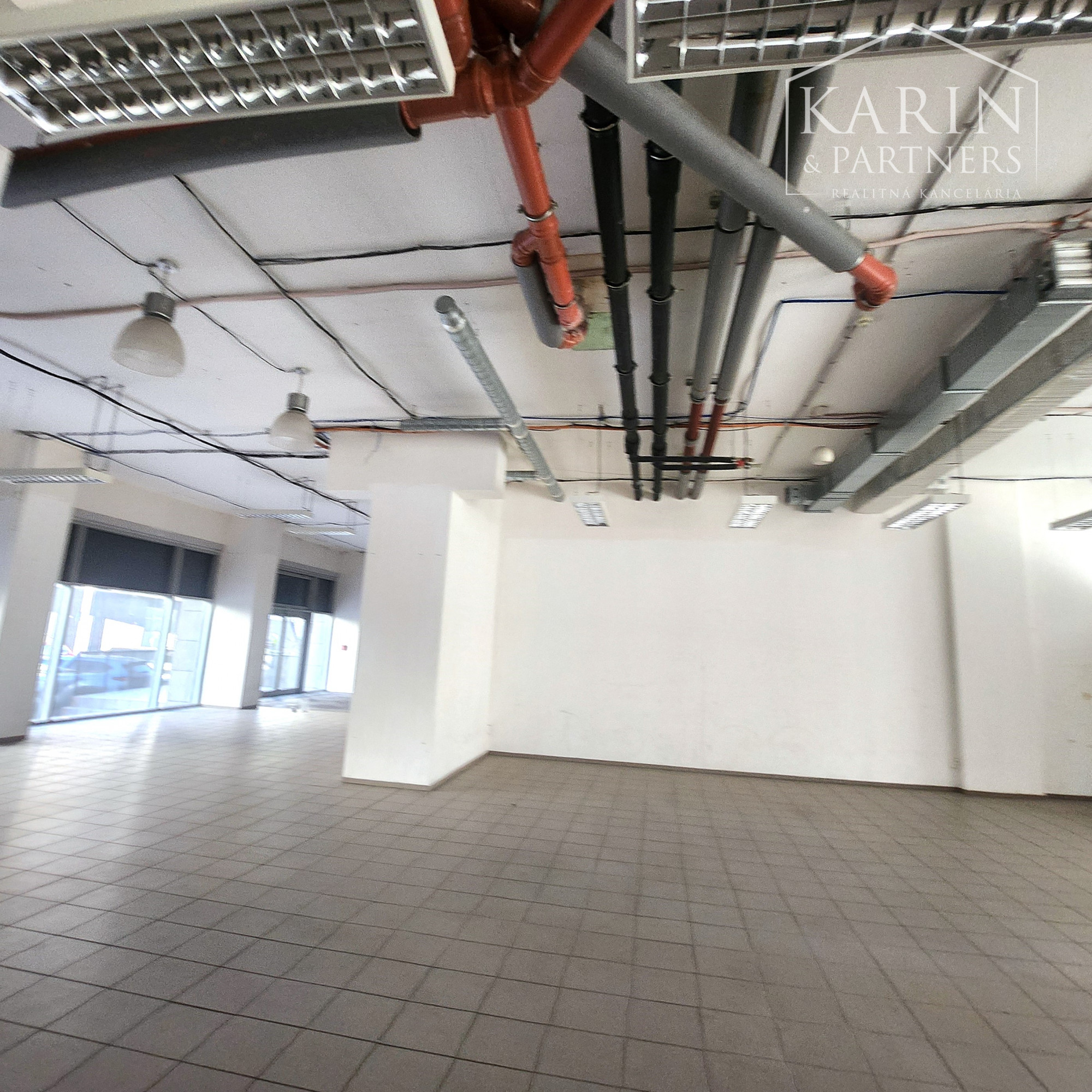 PRENÁJOM-Obchodné priestory 335 m2 s výkladmi do ulice-Tomášiková ul.