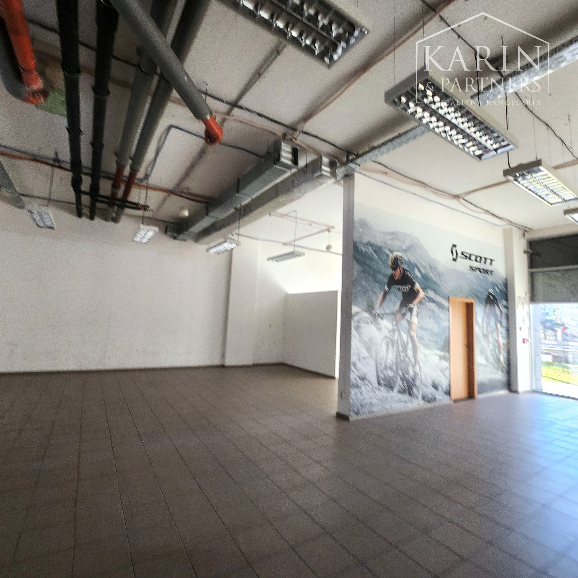 PRENÁJOM-Obchodné priestory 335 m2 s výkladmi do ulice-Tomášiková ul.