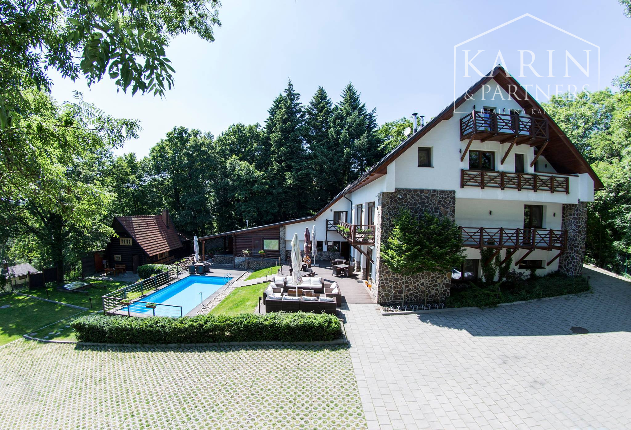NA PREDAJ HOTEL V REKREAČNEJ OBLASTI HARMÓNIA V MODRE