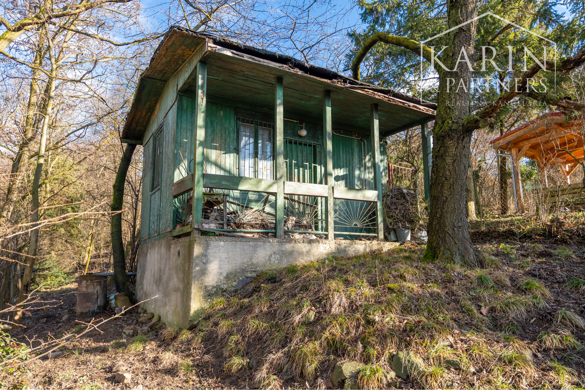 Pozemok s chatkou (1633 m²) v prostredí Bratislavského lesa – Lamač, Zlatá Hora
