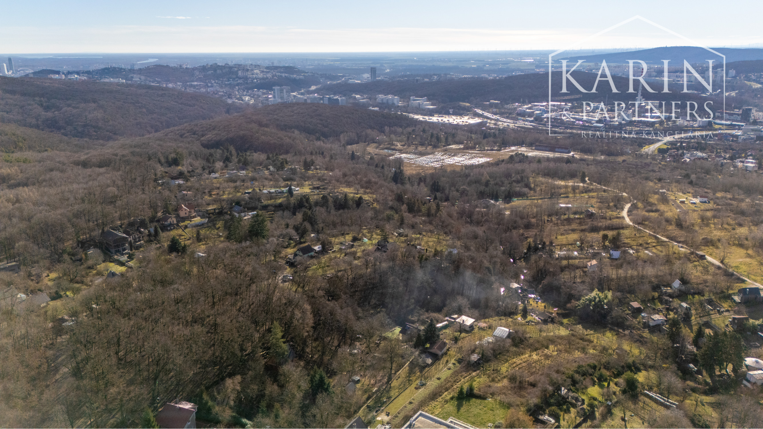 Pozemok s chatkou (1633 m²) v prostredí Bratislavského lesa – Lamač, Zlatá Hora