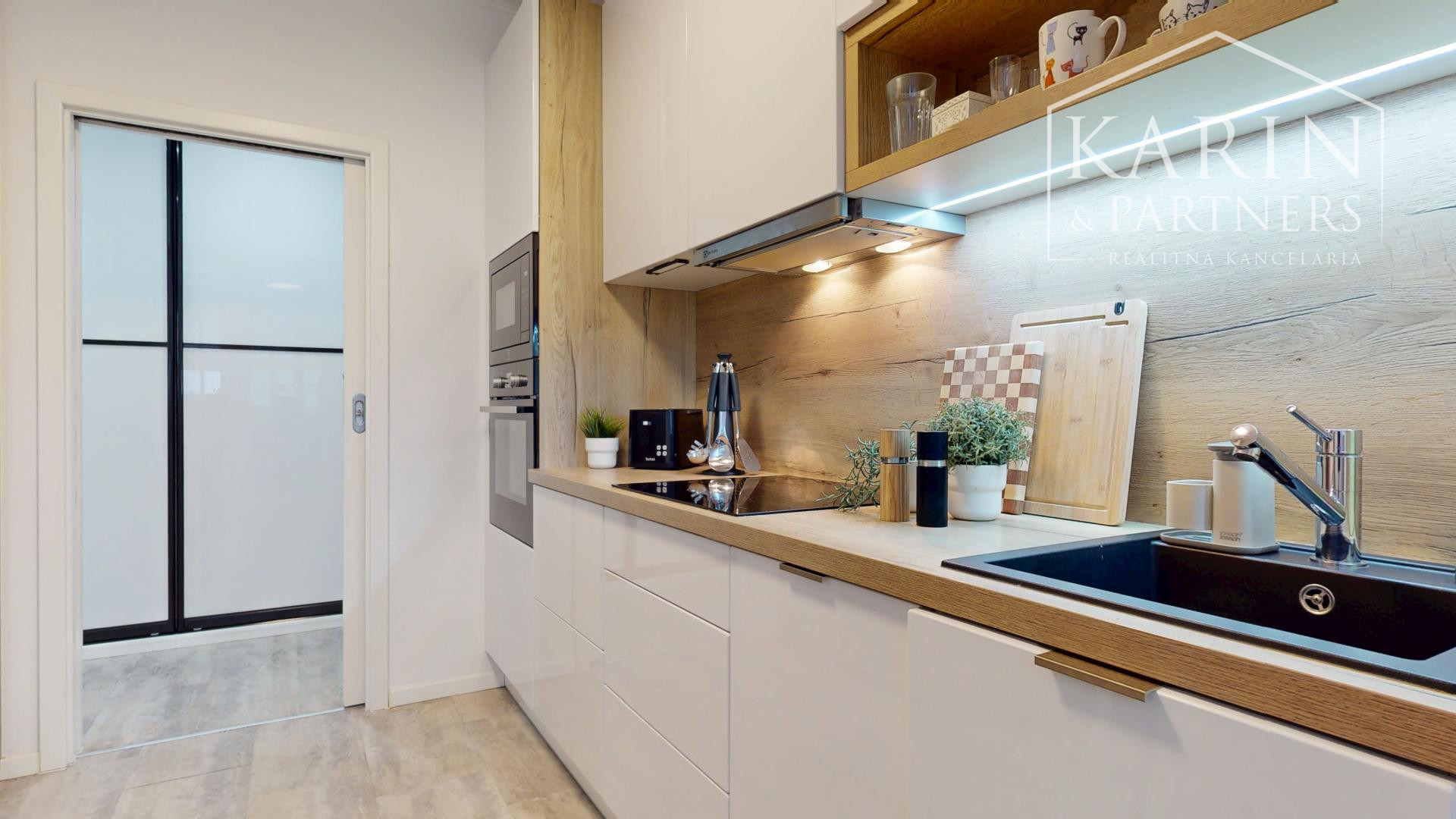 ZARIADENÝ TROJIZBOVÝ BYT PREROBENÝ NA ŠTVORIZBOVÝ