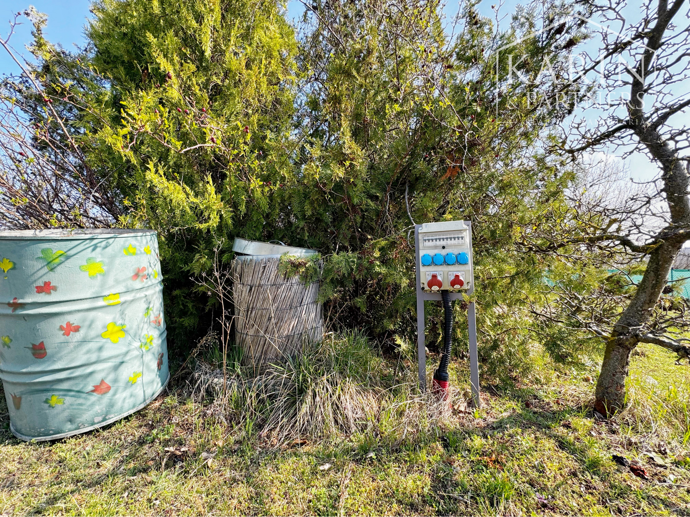 ZĽAVA Záhradná chata s kúrením, elektrinou a studňou, Holíč - Kamenica