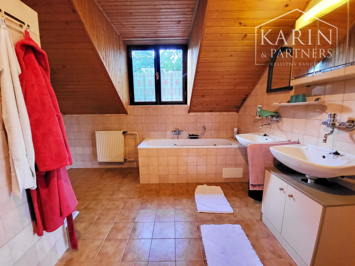 6-izbový dom pri vode s pozemkom o rozlohe 4486 m2