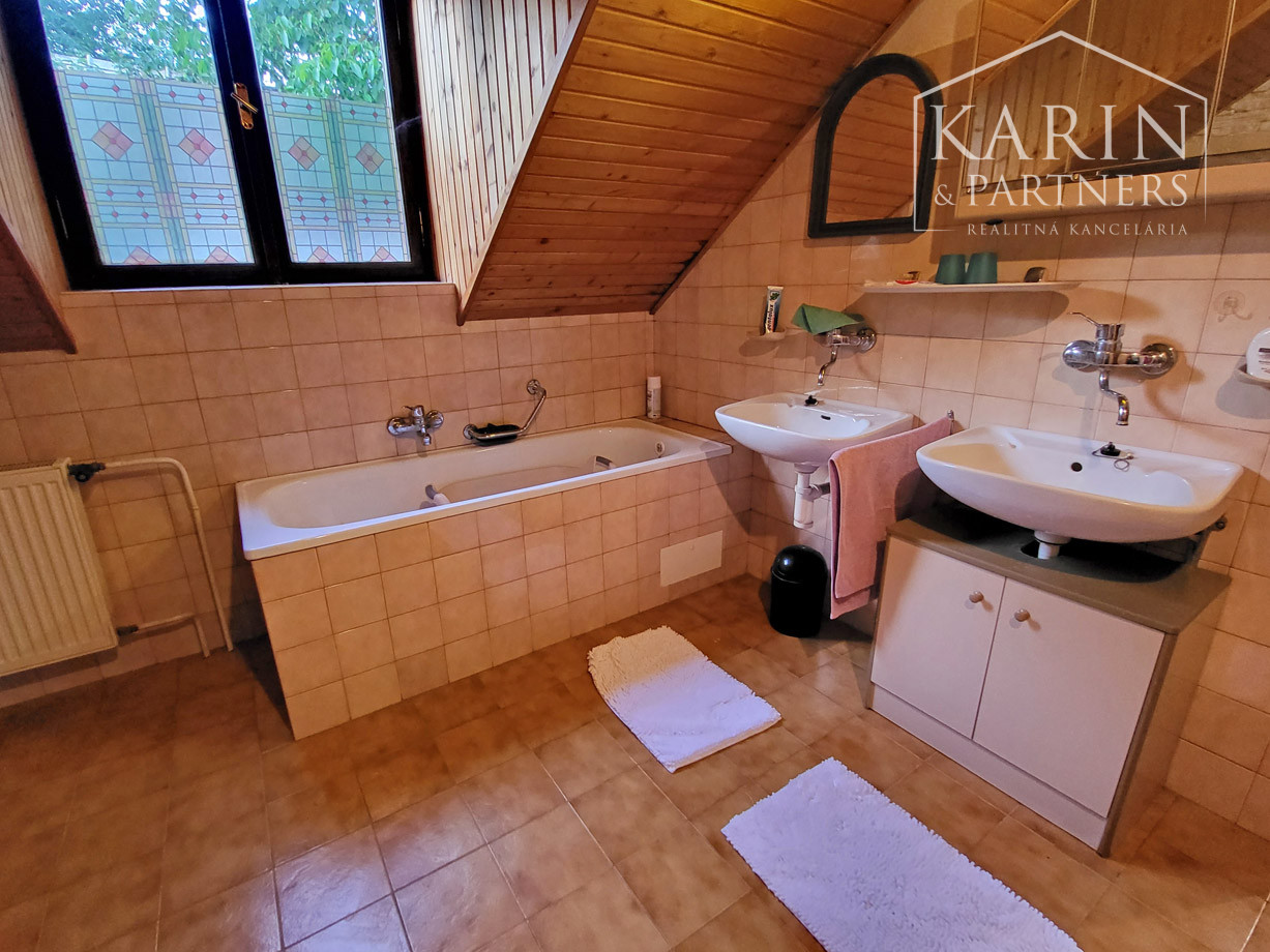 6-izbový dom pri vode s pozemkom o rozlohe 4486 m2