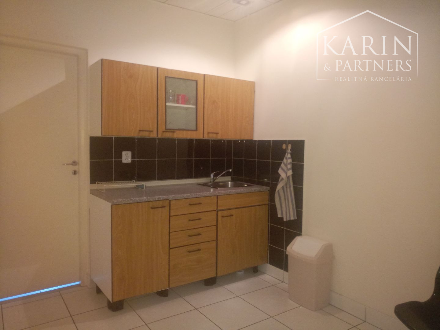 Prenájom klimat. kancelária/ dvojkancelária 29,50 m2, Pluhová ul., BA III., Nové Mesto.