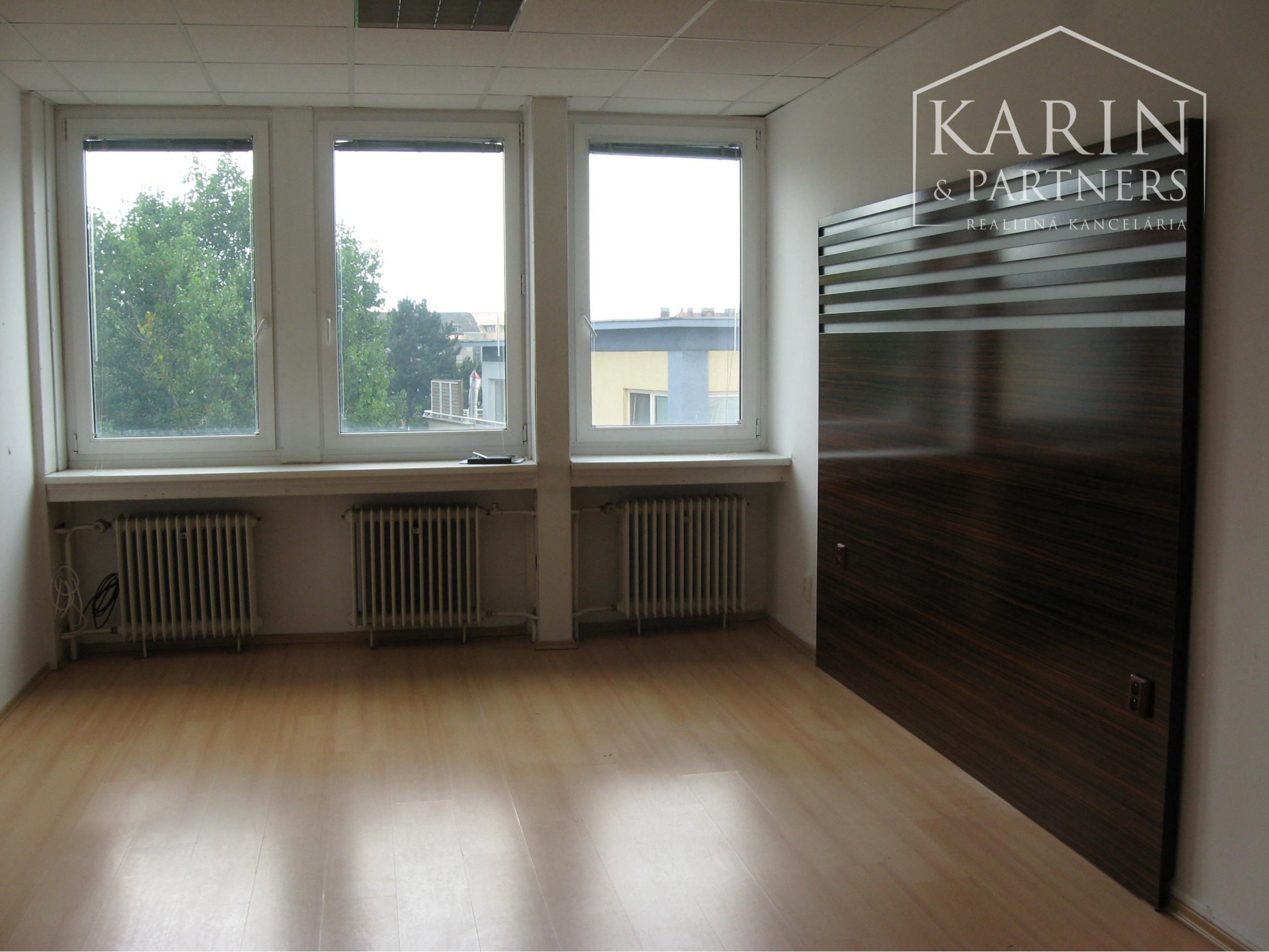 Prenájom klimat. kancelária/ dvojkancelária 29,50 m2, Pluhová ul., BA III., Nové Mesto.