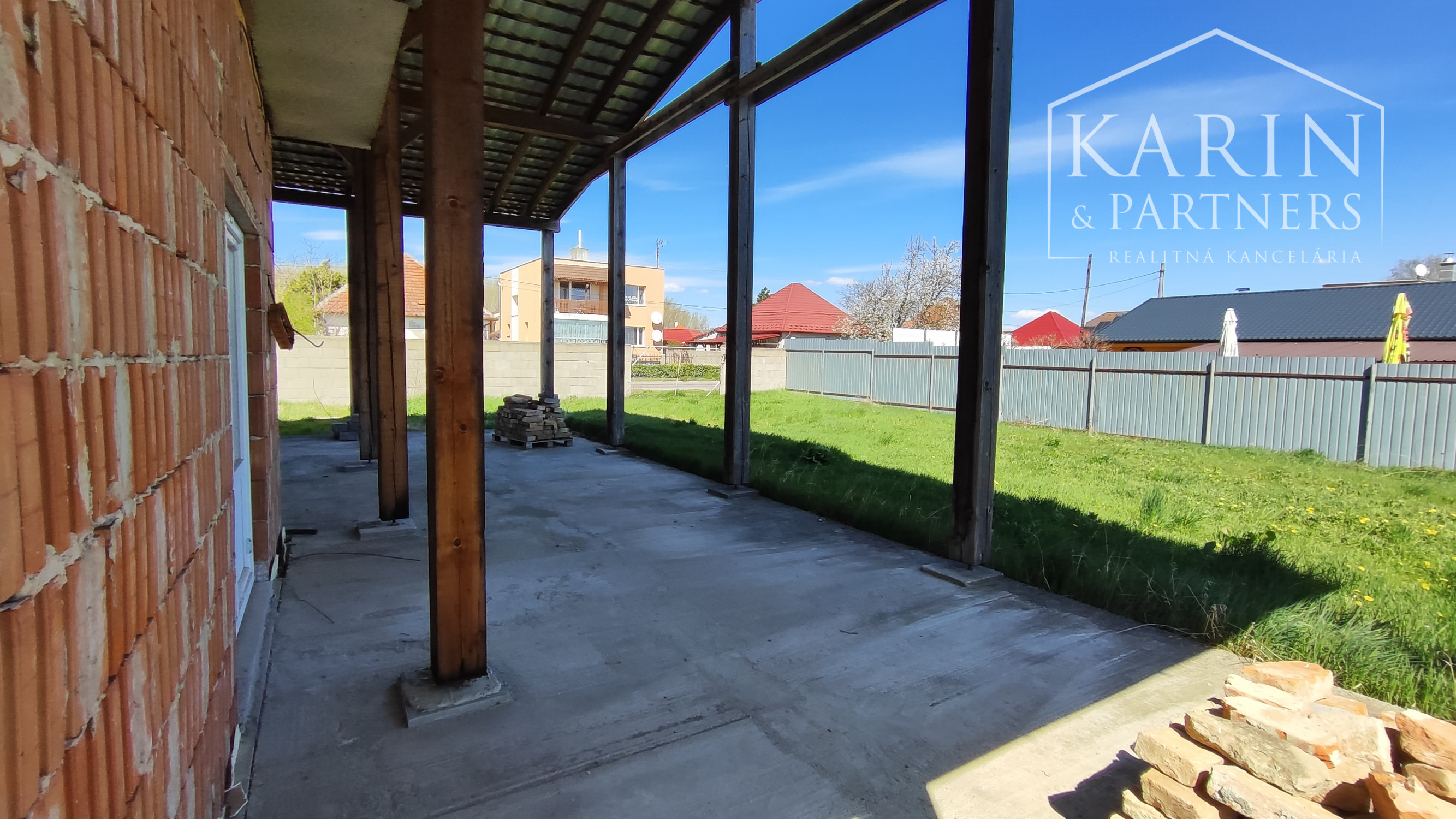 PREDANÉ ! Rozostavaný rodinný dom Komjatice