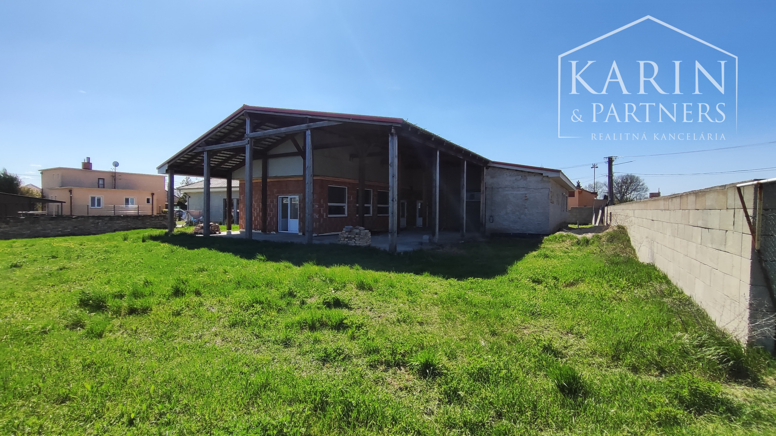 PREDANÉ ! Rozostavaný rodinný dom Komjatice