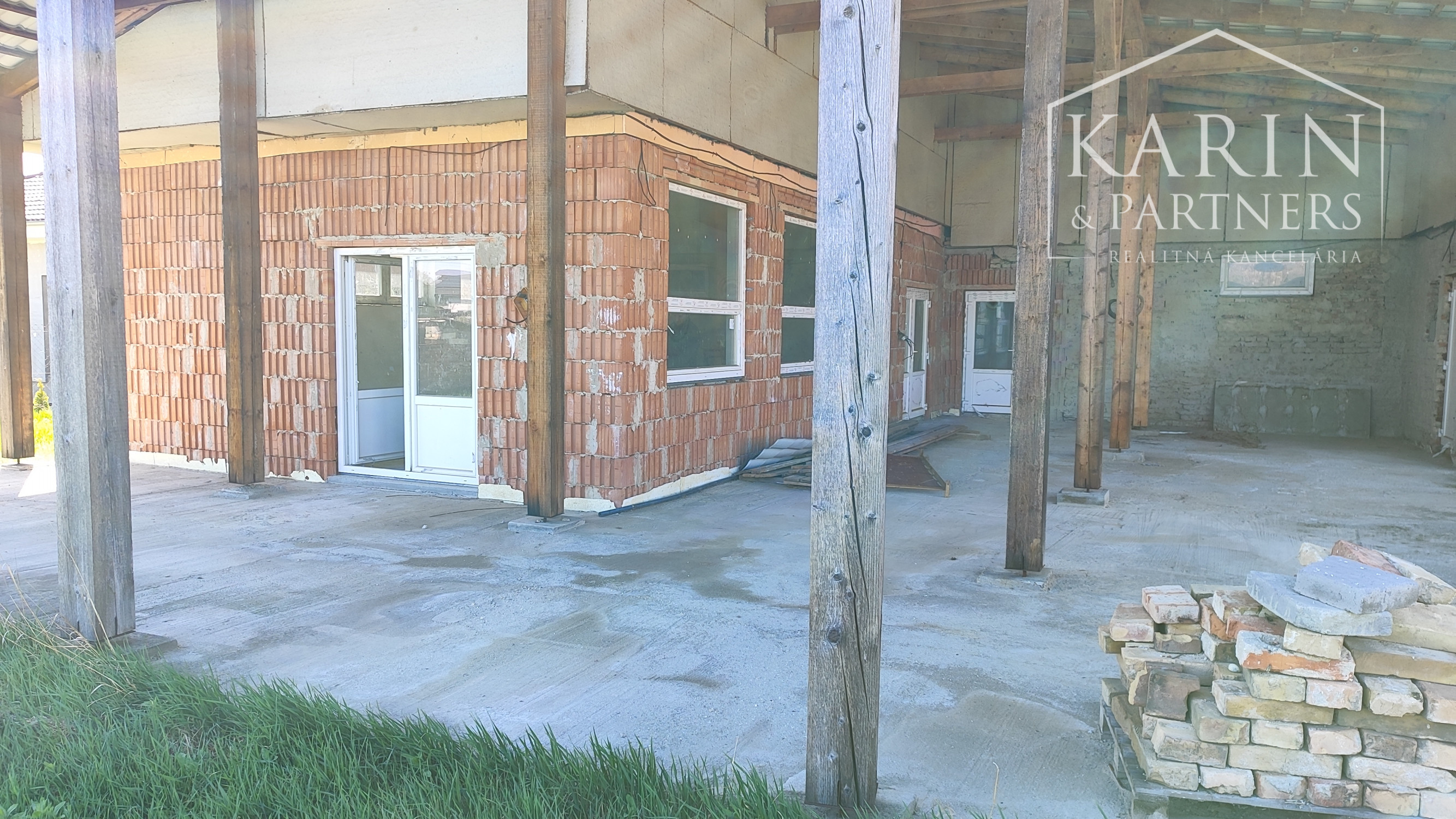 PREDANÉ ! Rozostavaný rodinný dom Komjatice