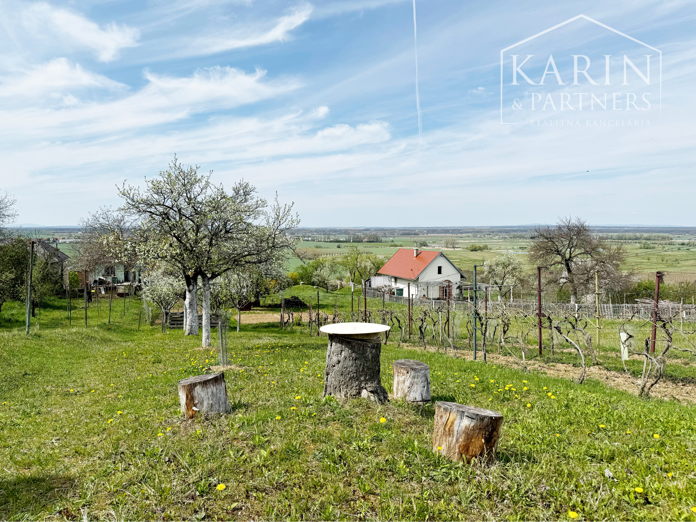 Vinohradnícky domček po reko aj s vinohradom, za Líštinami