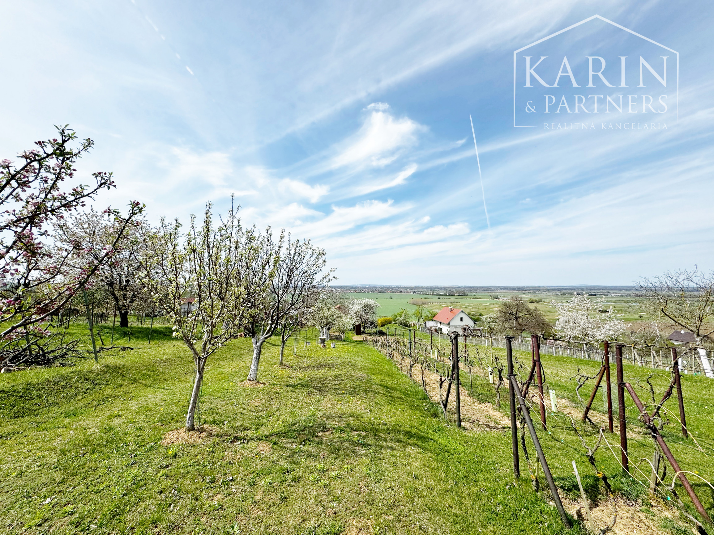 Vinohradnícky domček po reko aj s vinohradom, za Líštinami