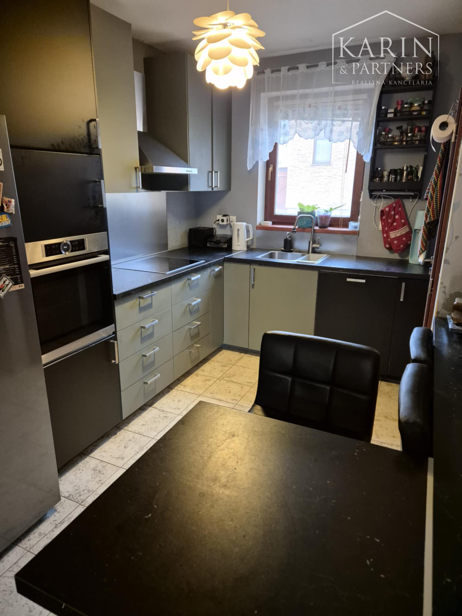 Na predaj priestranný 5i RD v slepej ulici pri hrádzi | garáž | studňa