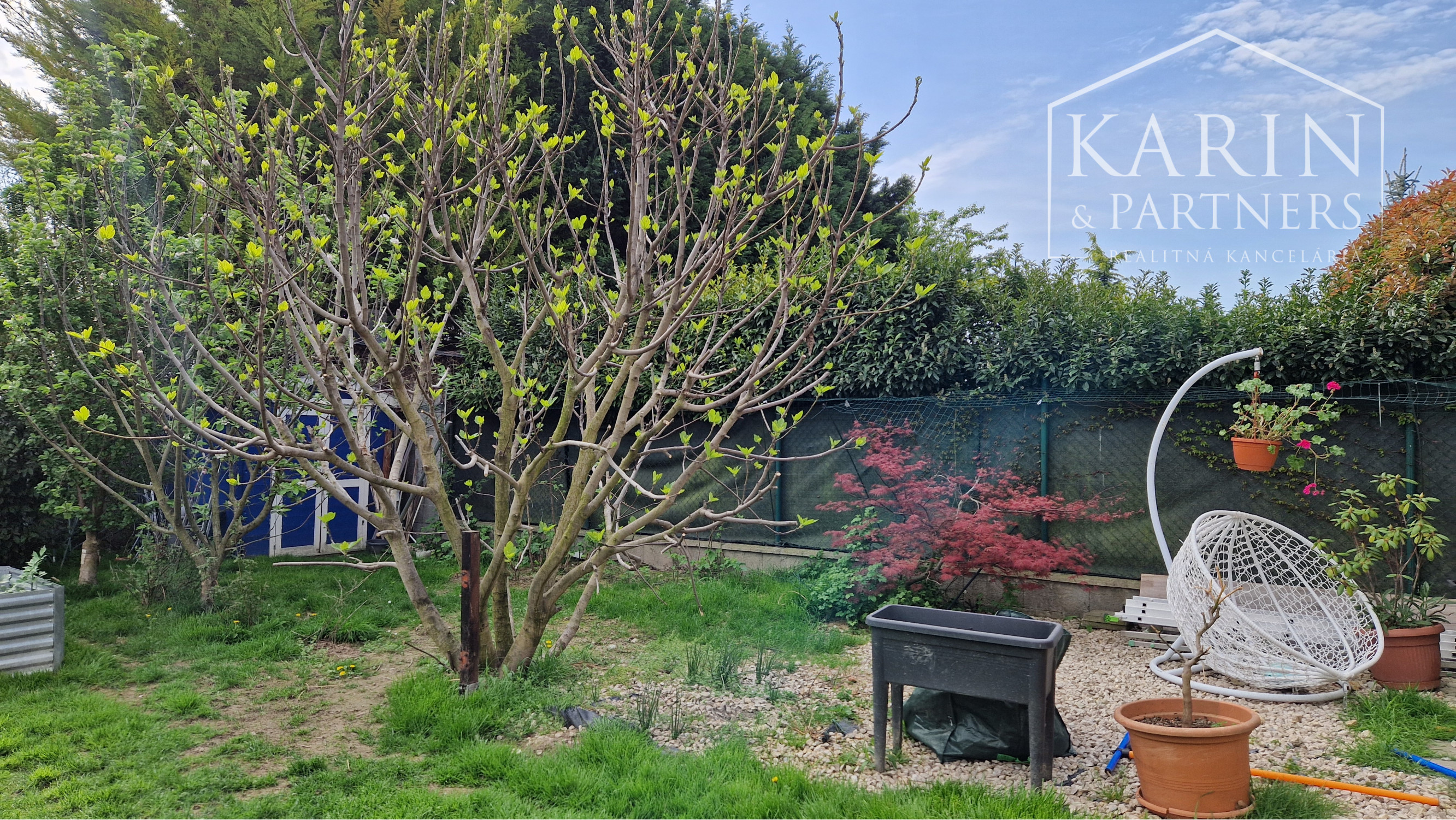 Na predaj priestranný 5i RD v slepej ulici pri hrádzi | garáž | studňa