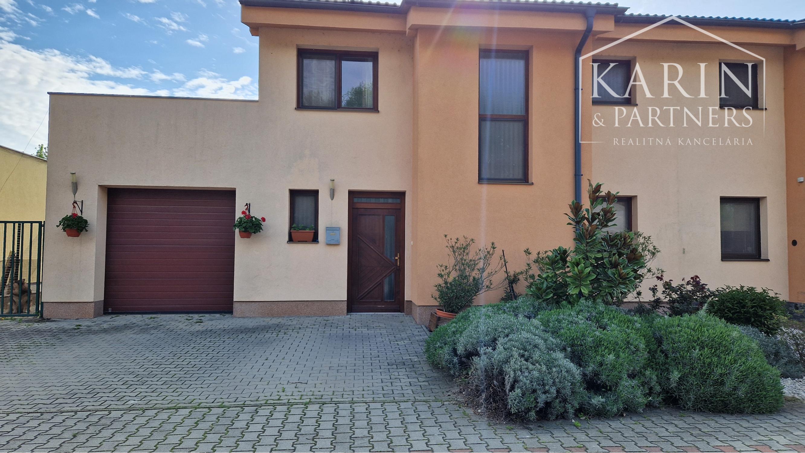 Na predaj priestranný 5i RD v slepej ulici pri hrádzi | garáž | studňa