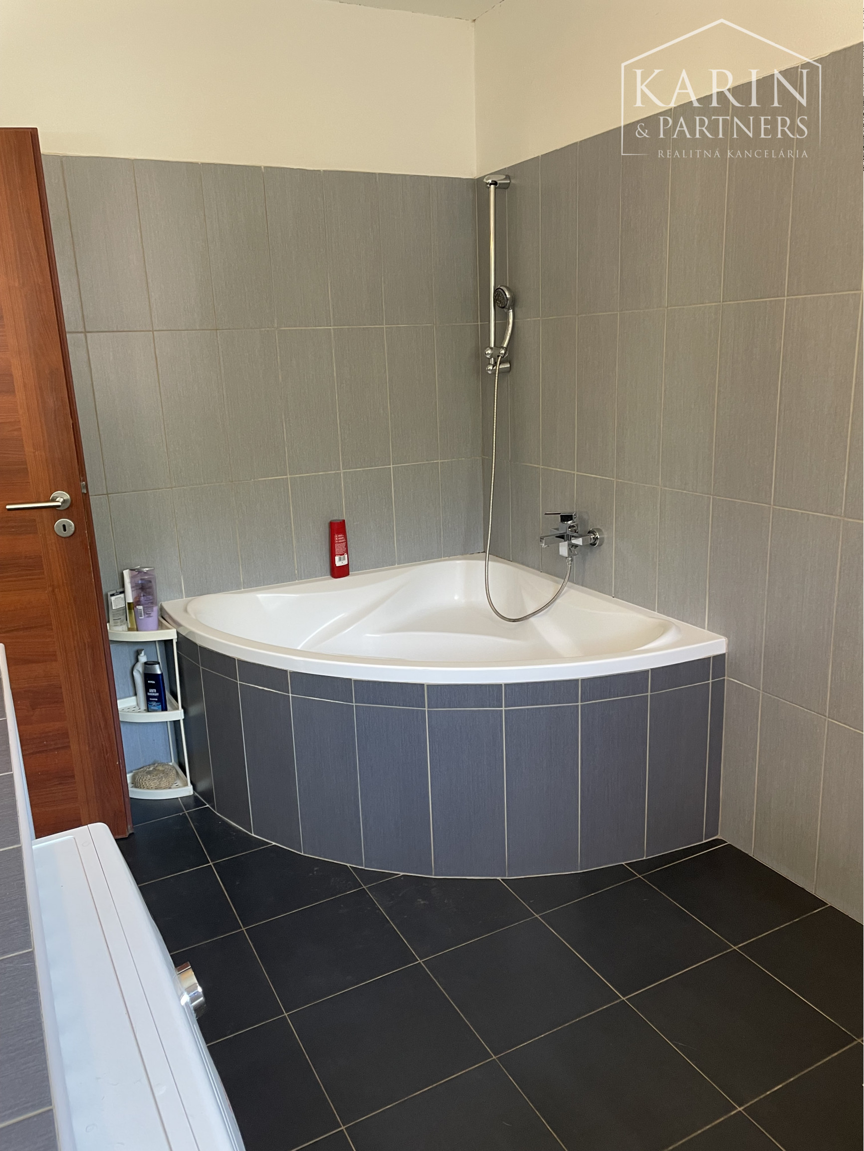 Na predaj priestranný 5i RD v slepej ulici pri hrádzi | garáž | studňa