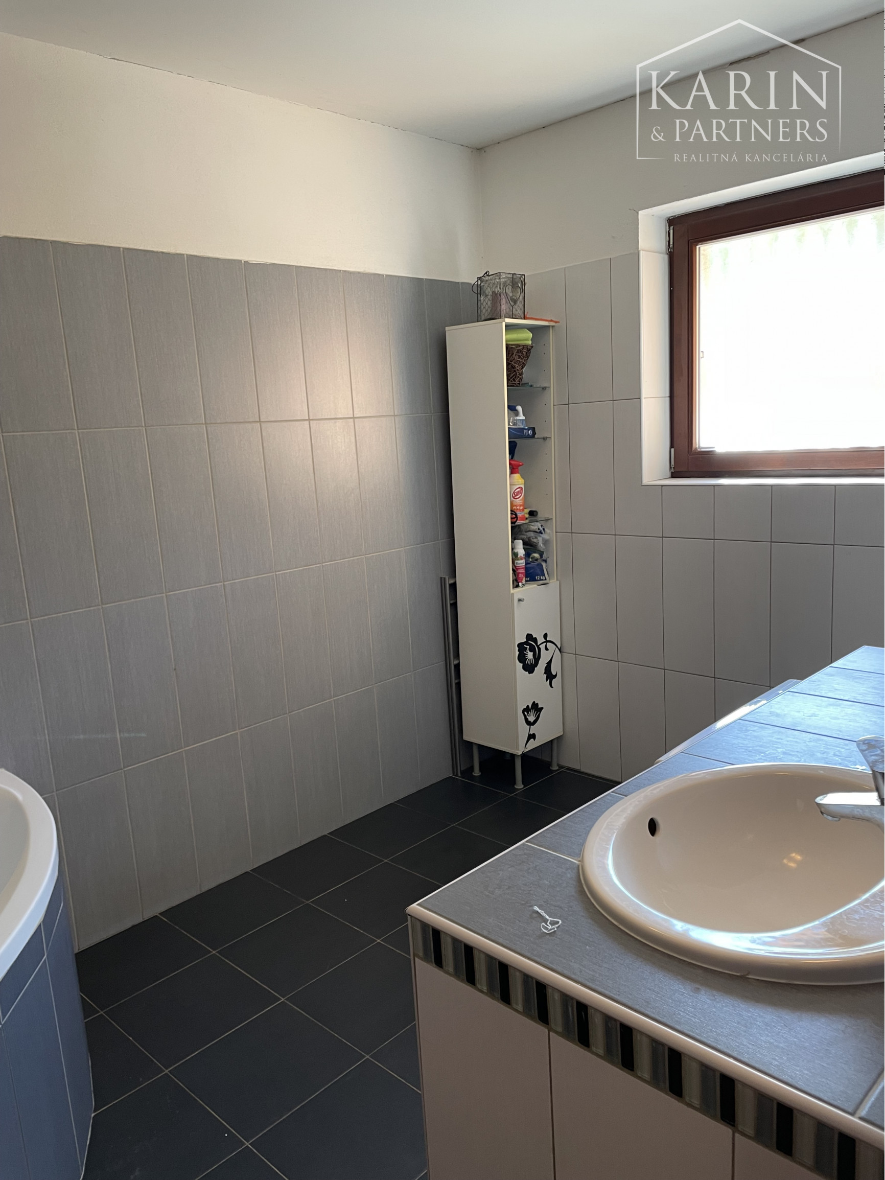 Na predaj priestranný 5i RD v slepej ulici pri hrádzi | garáž | studňa