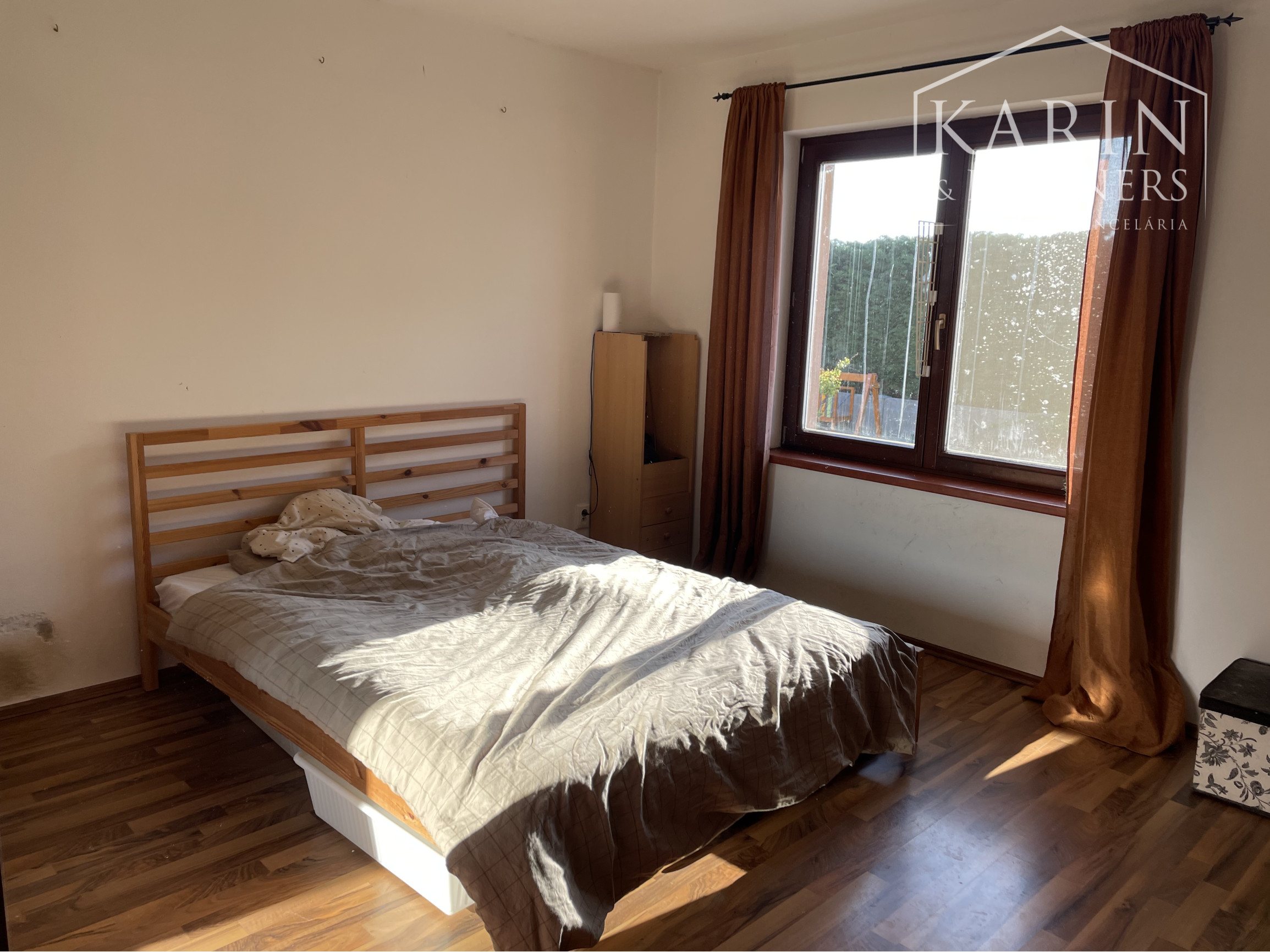 Na predaj priestranný 5i RD v slepej ulici pri hrádzi | garáž | studňa