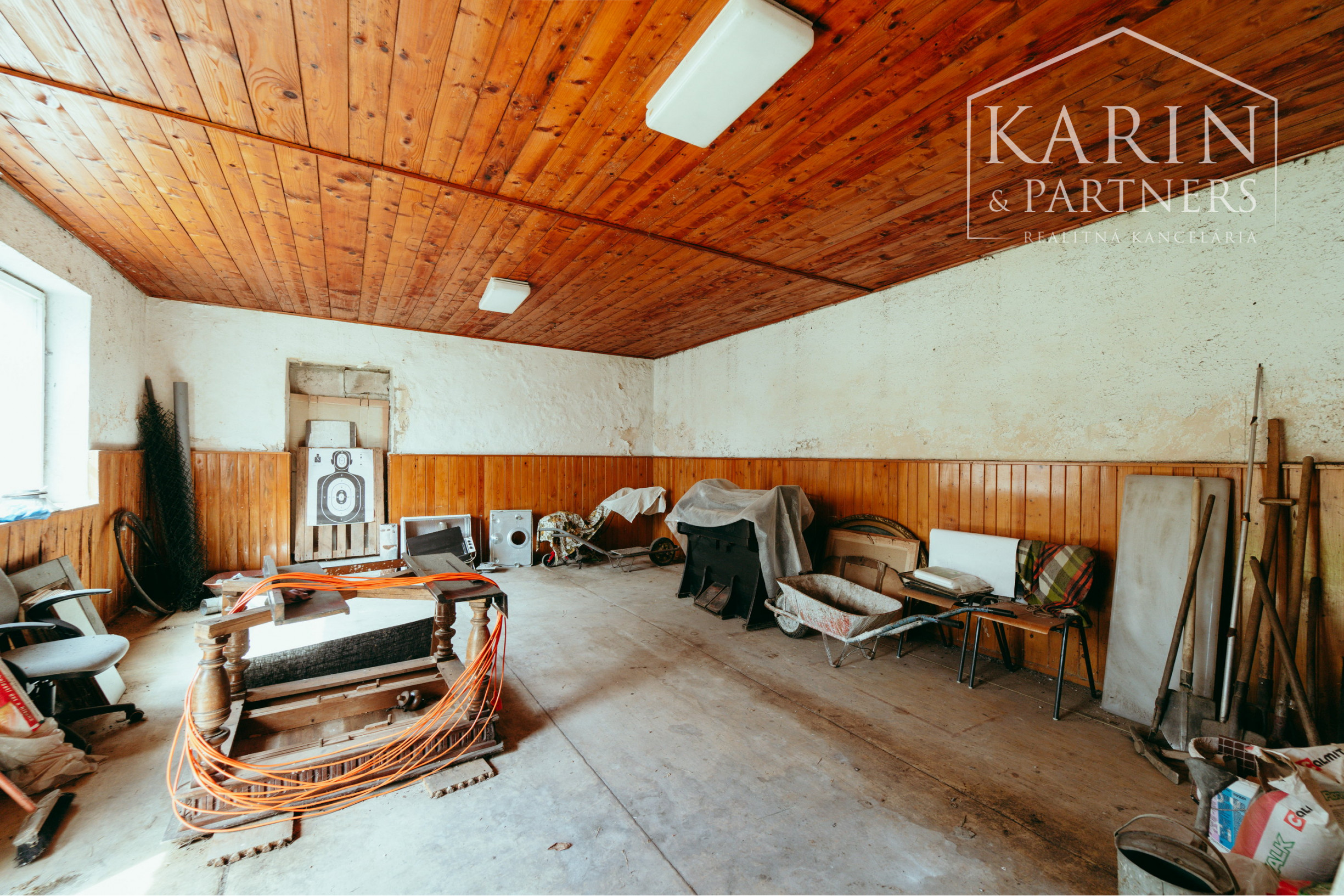 Podnikateľský objekt - dvojdom s veľkým pozemkom