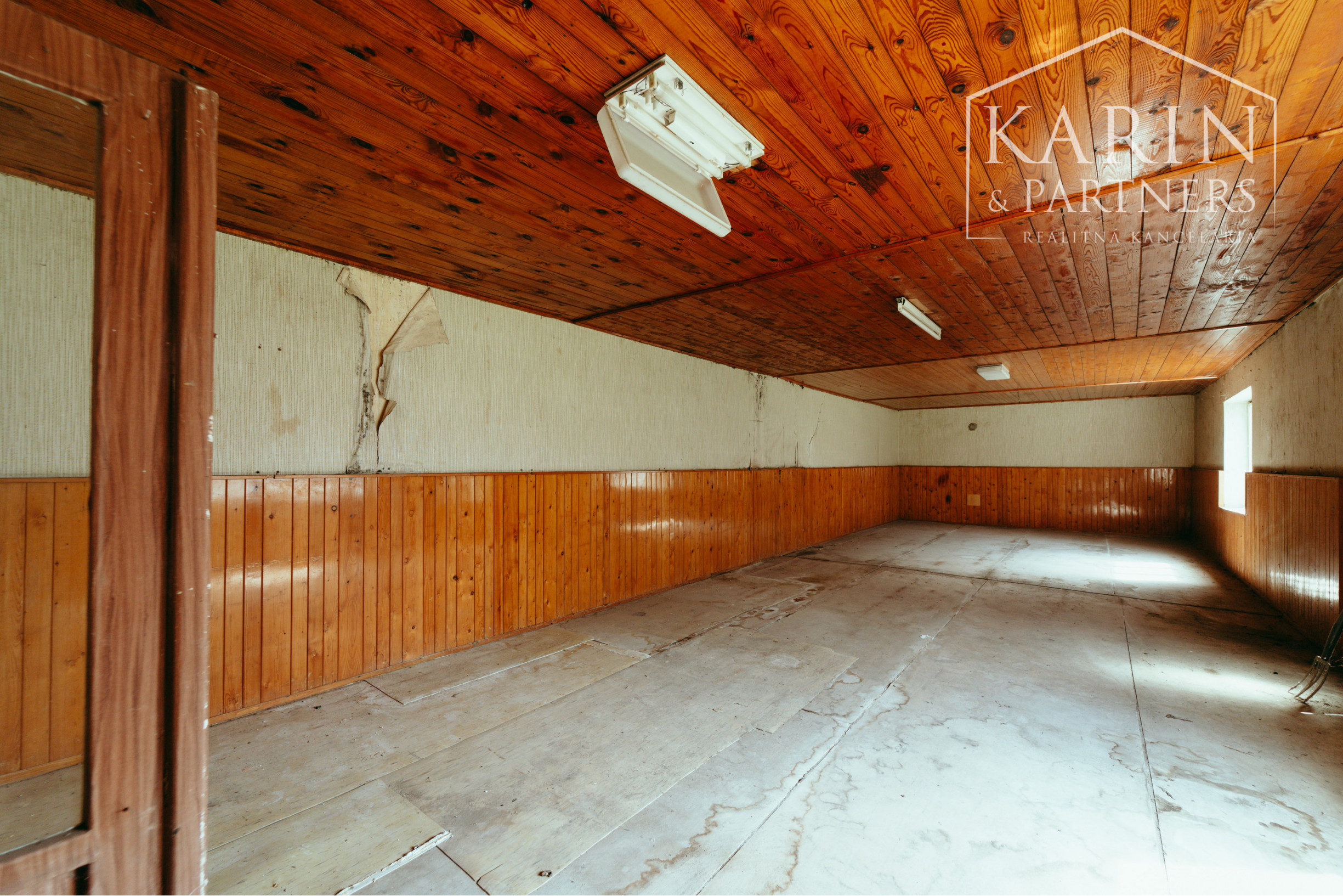 Podnikateľský objekt - dvojdom s veľkým pozemkom