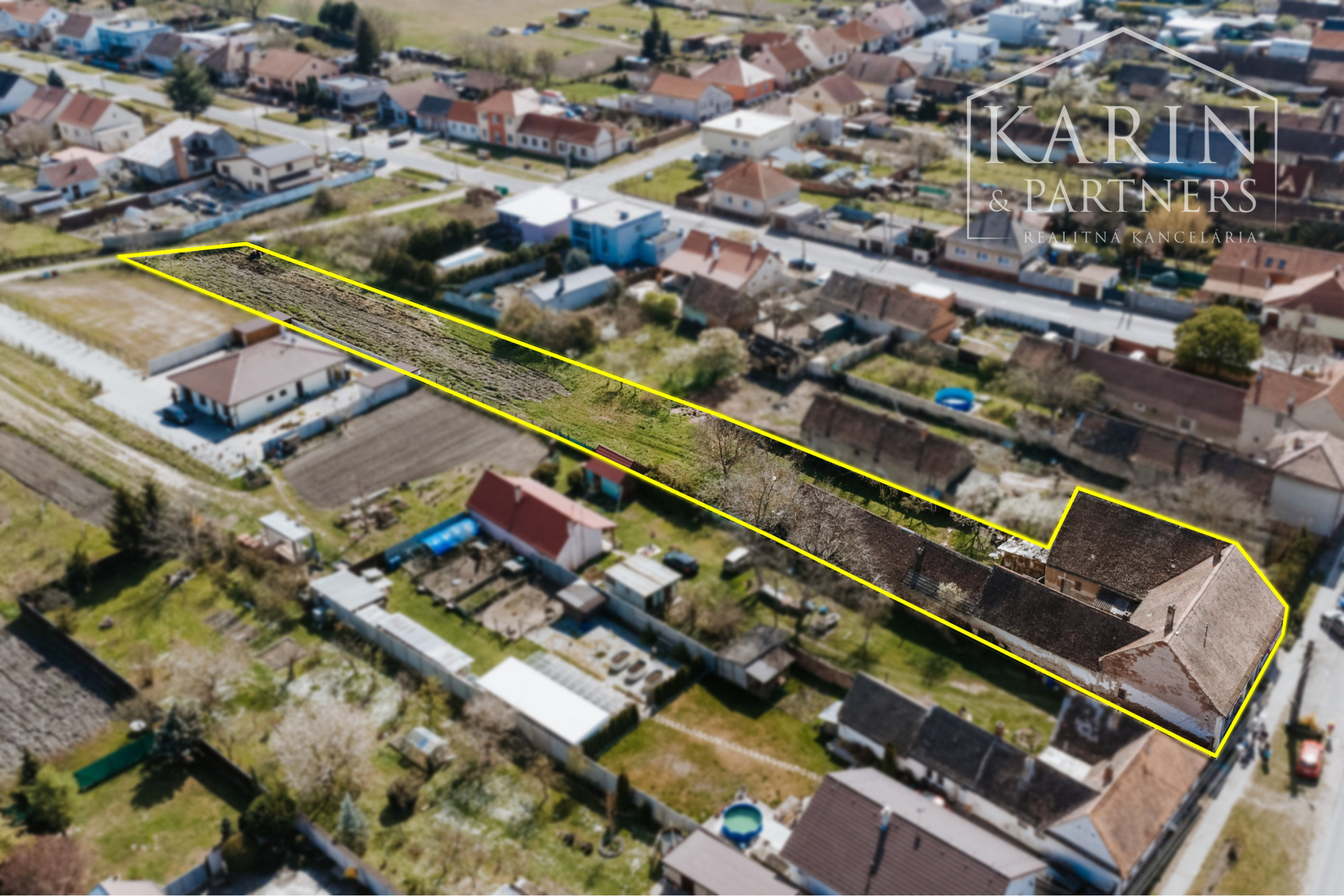 Podnikateľský objekt - dvojdom s veľkým pozemkom