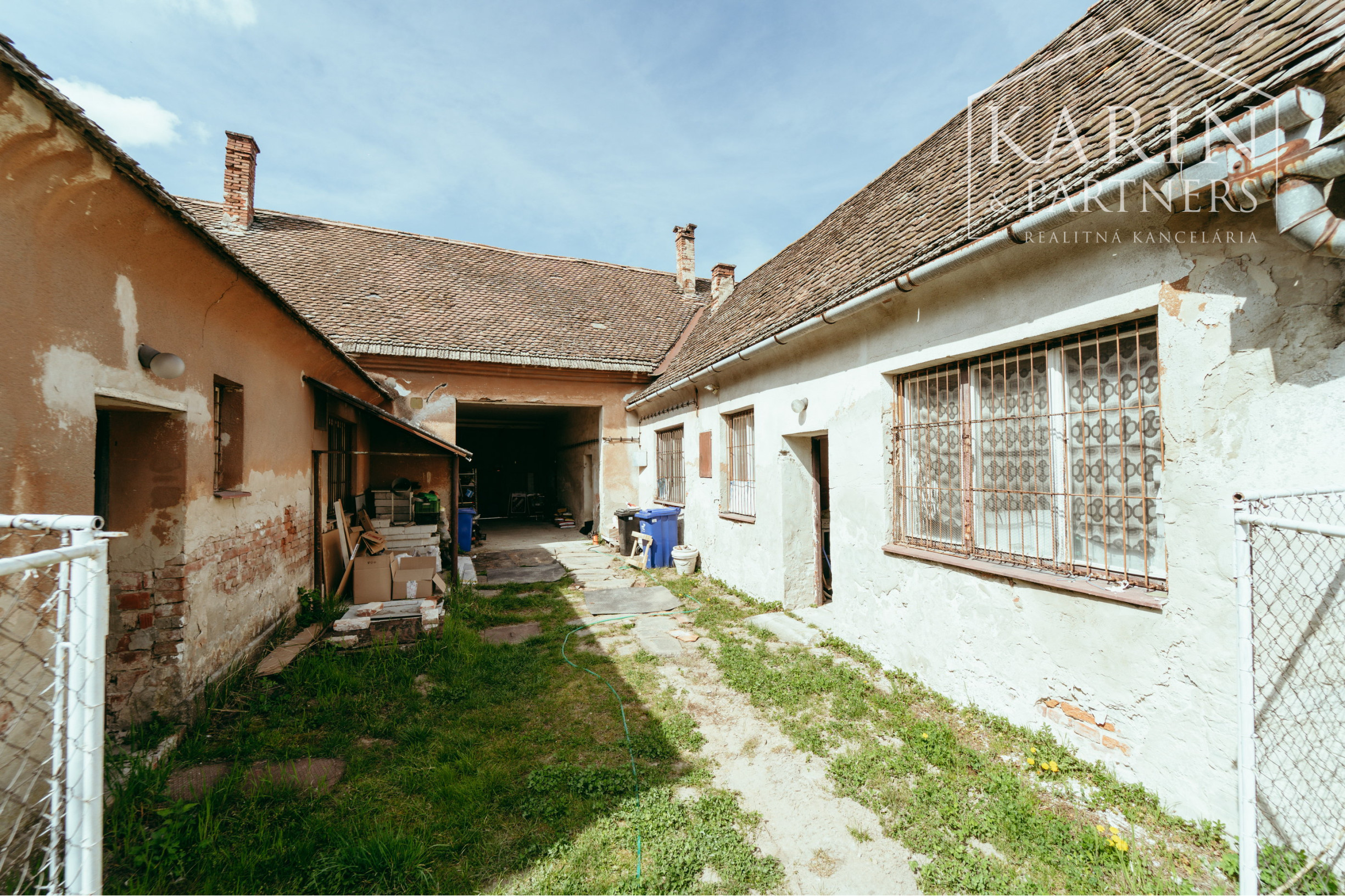 Podnikateľský objekt - dvojdom s veľkým pozemkom