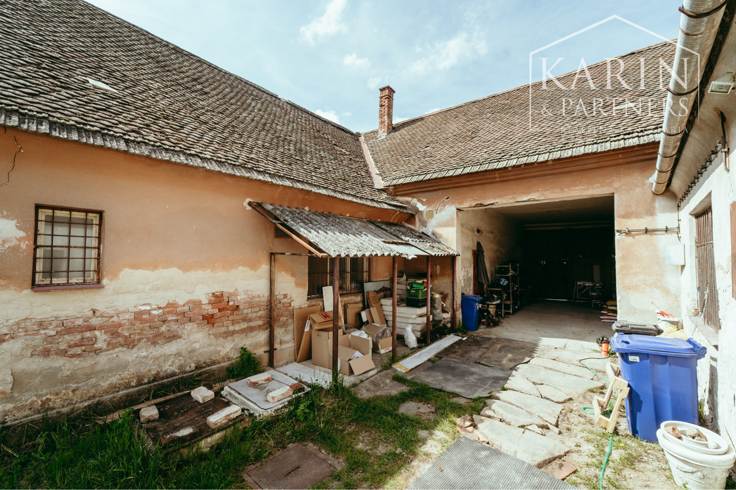 Podnikateľský objekt - dvojdom s veľkým pozemkom