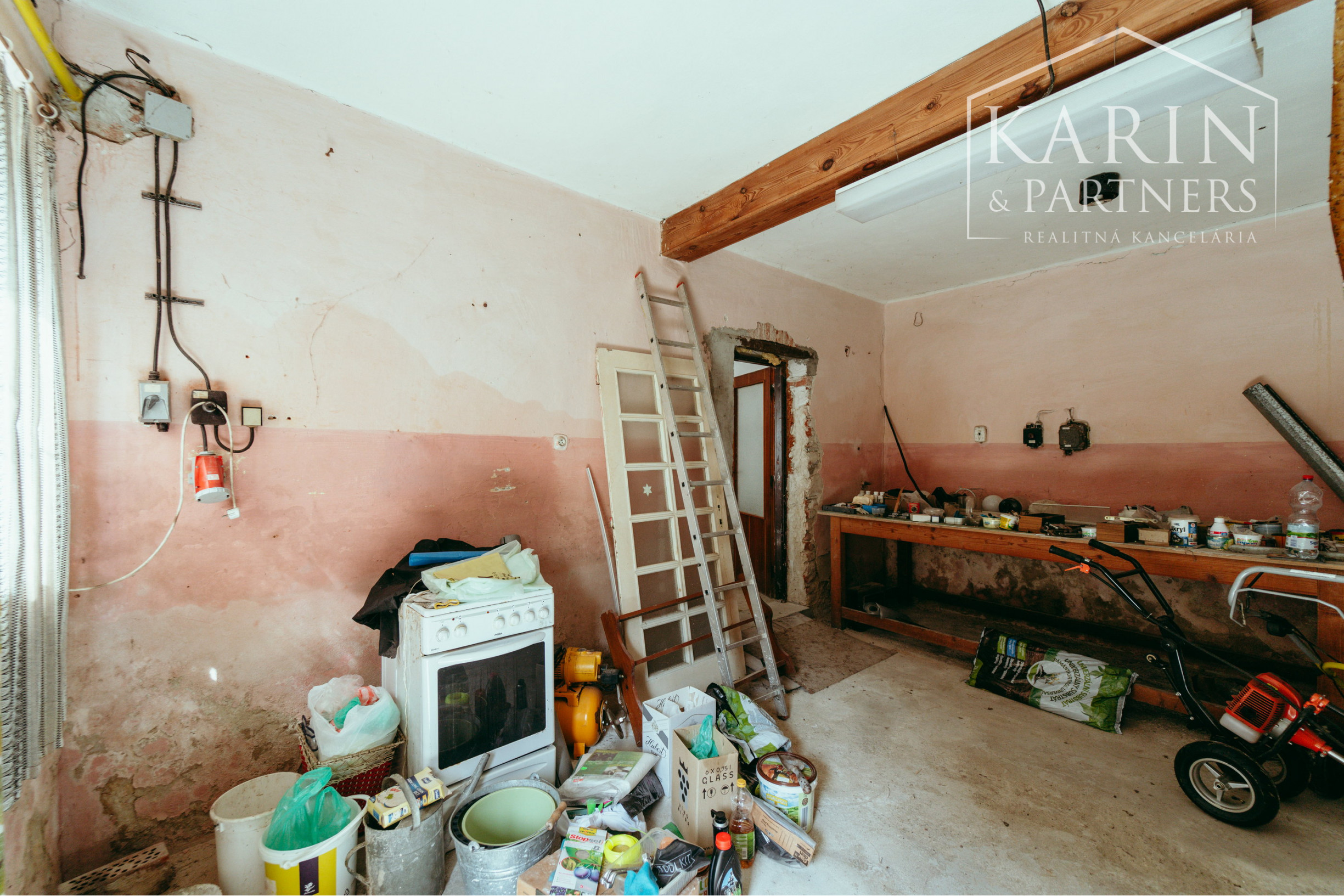 Podnikateľský objekt - dvojdom s veľkým pozemkom