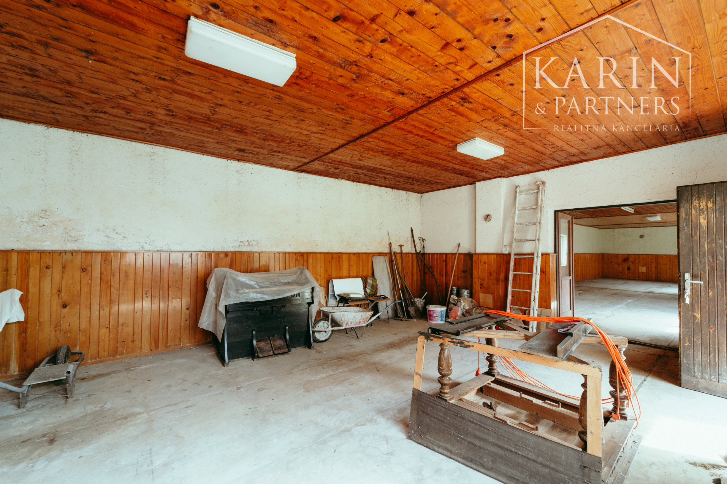 Podnikateľský objekt - dvojdom s veľkým pozemkom