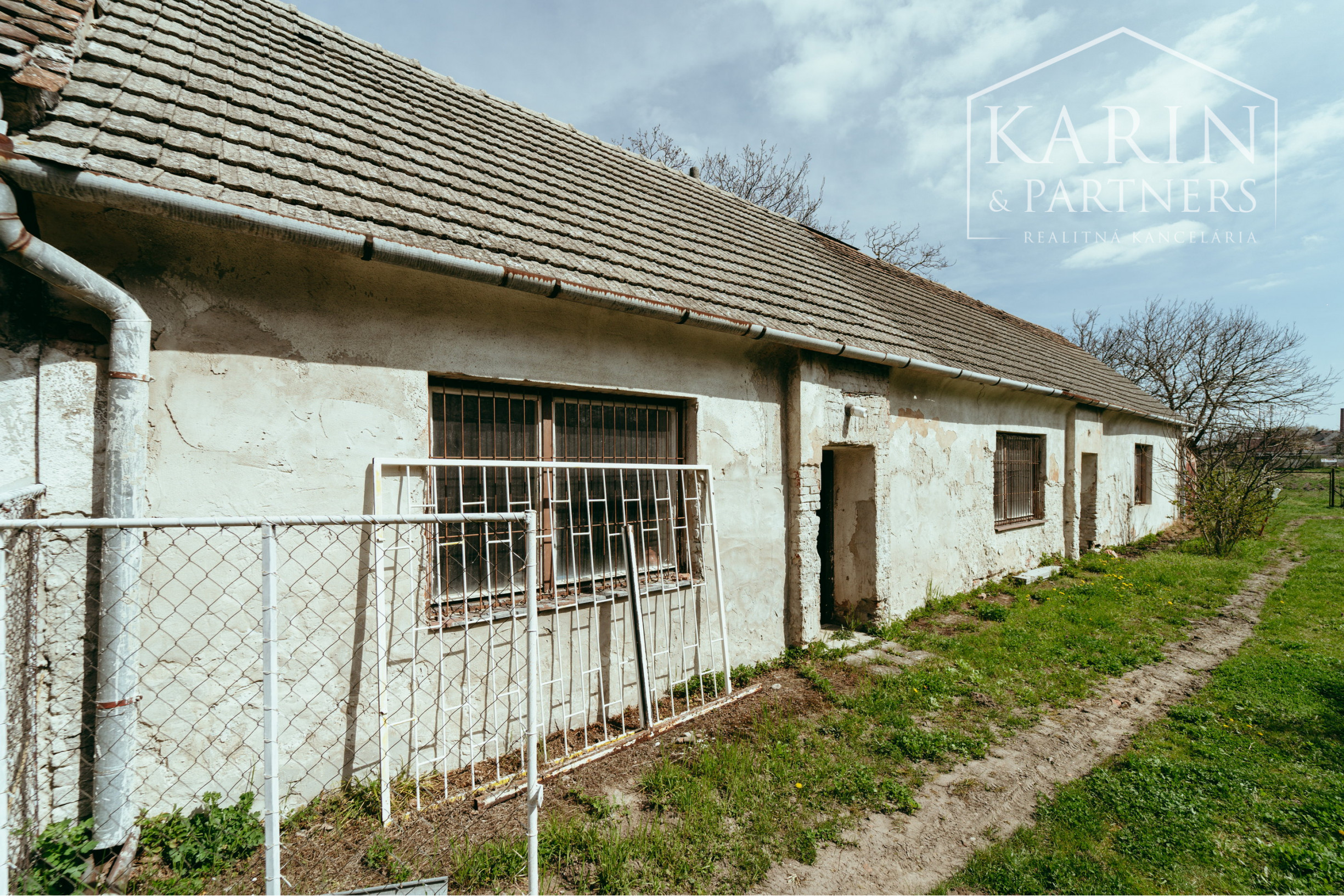 Podnikateľský objekt - dvojdom s veľkým pozemkom