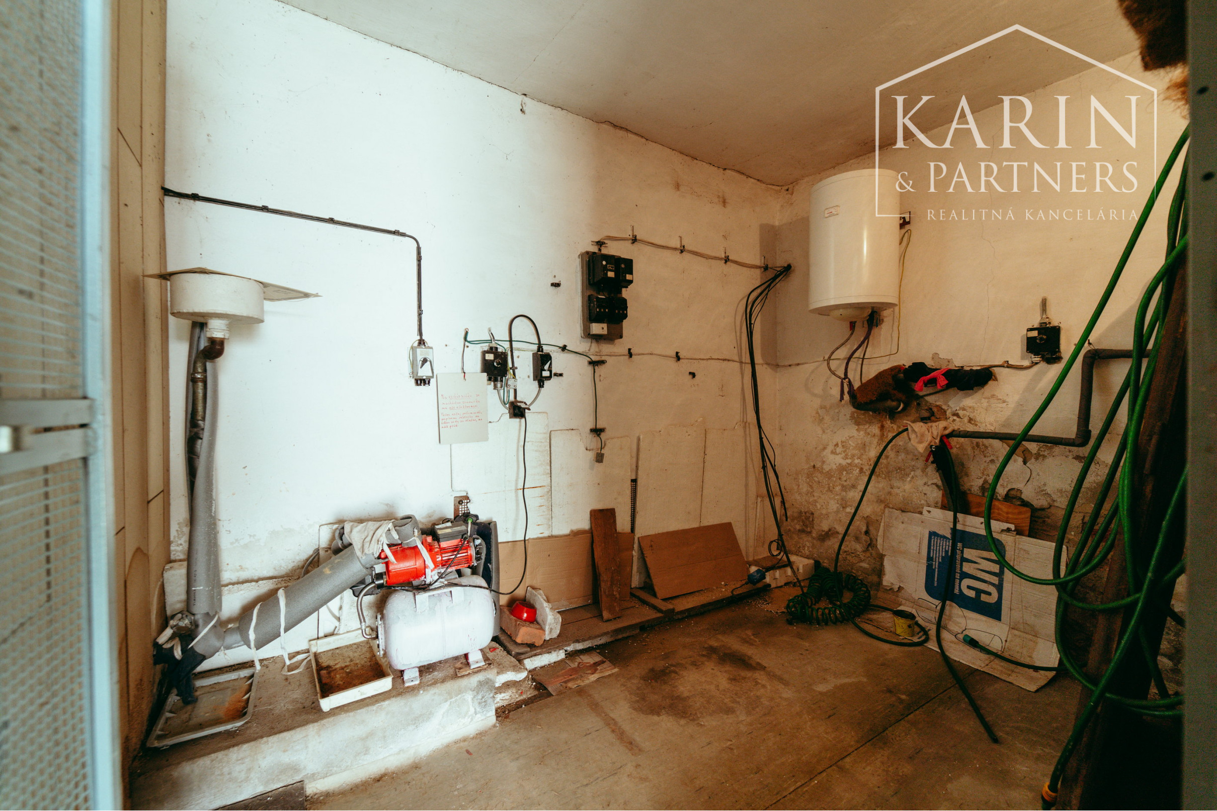 Podnikateľský objekt - dvojdom s veľkým pozemkom