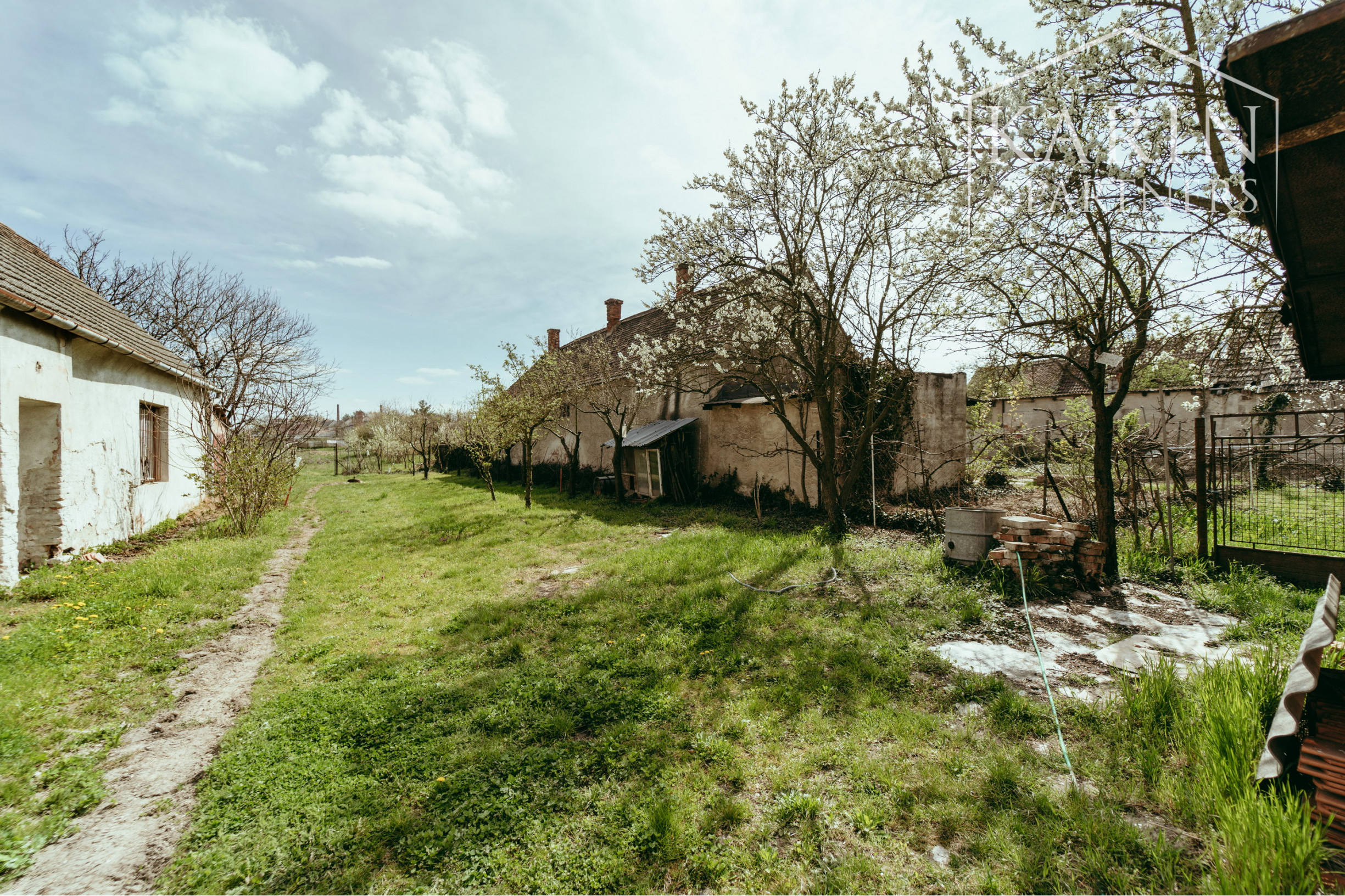 Podnikateľský objekt - dvojdom s veľkým pozemkom