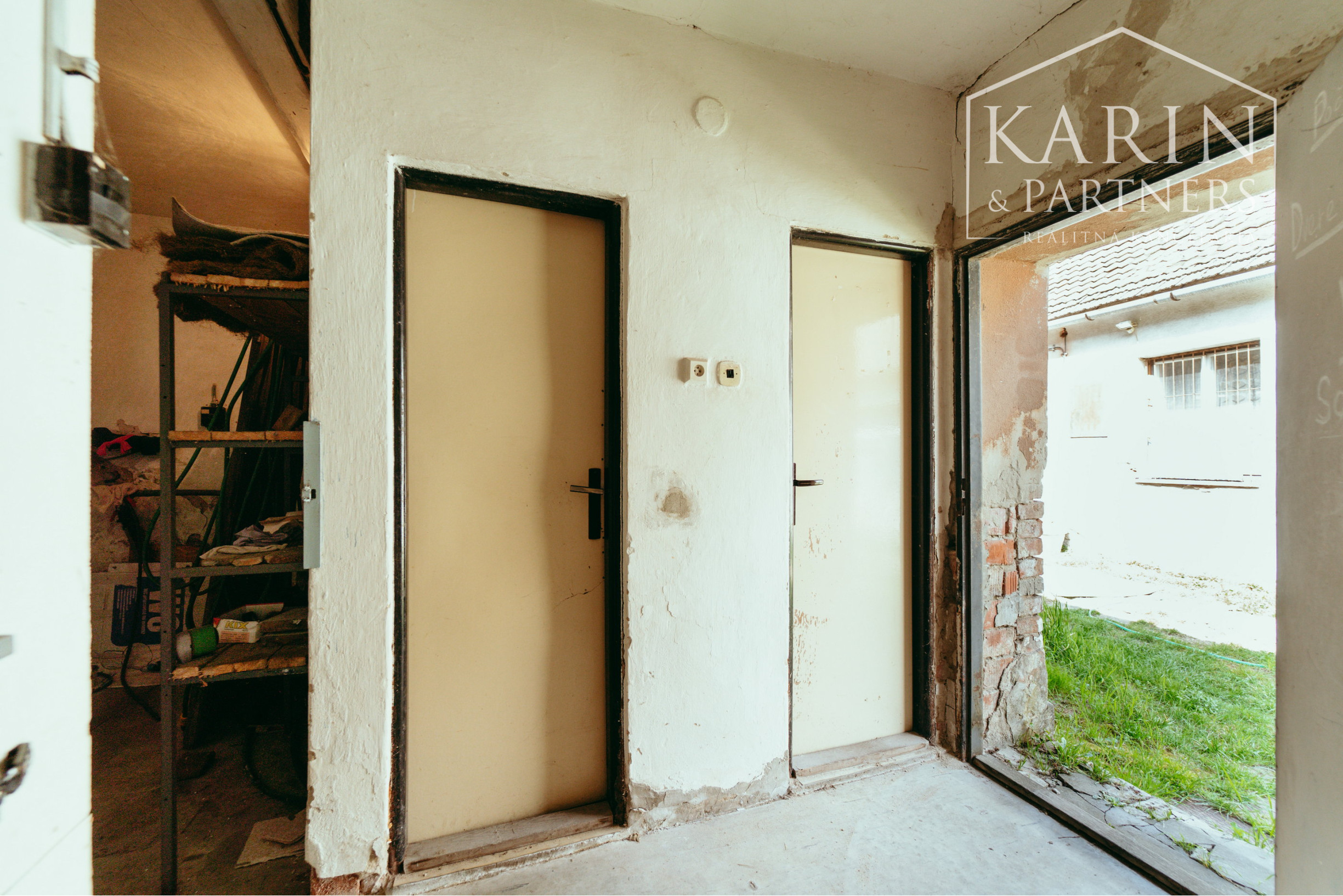 Podnikateľský objekt - dvojdom s veľkým pozemkom