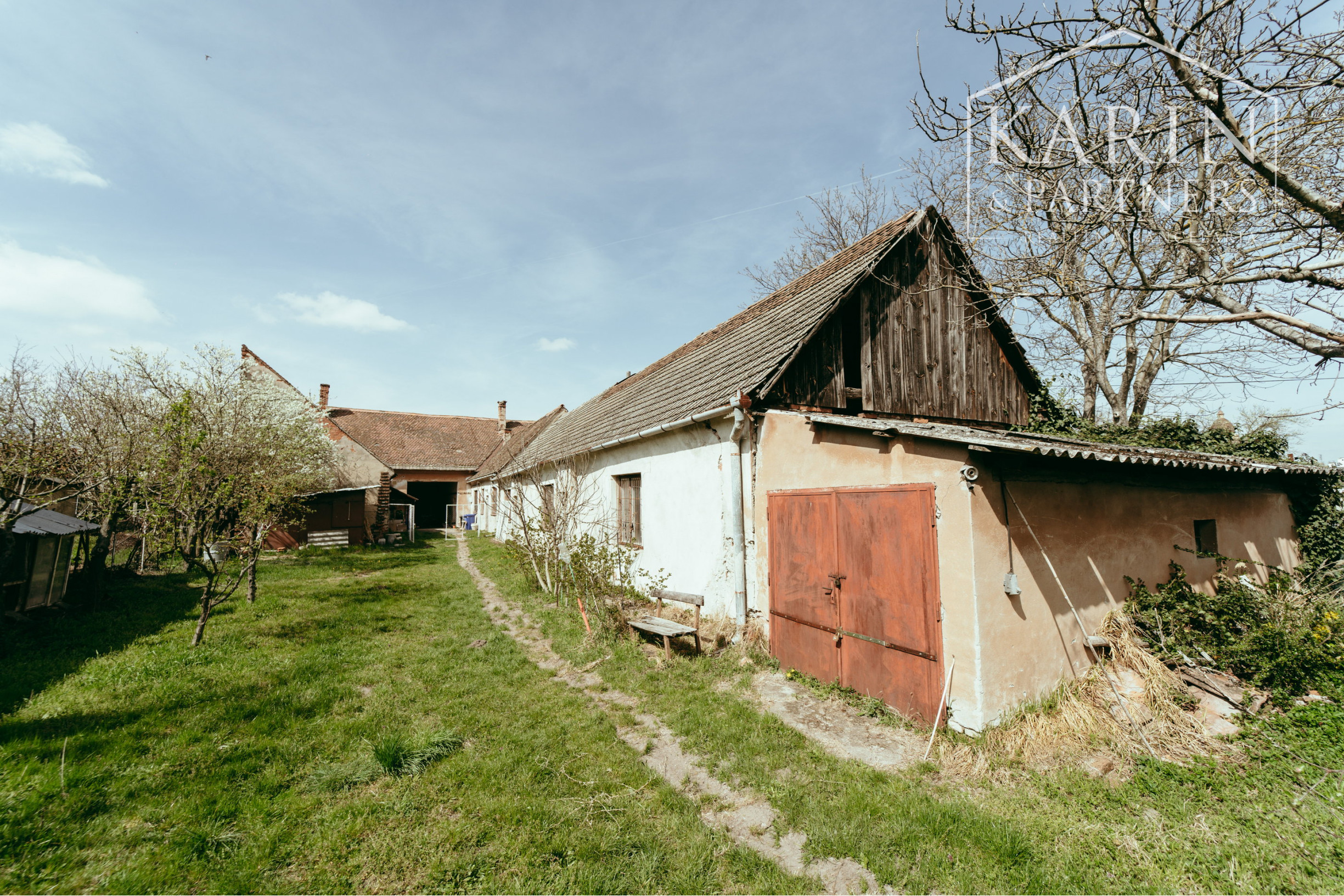 Podnikateľský objekt - dvojdom s veľkým pozemkom