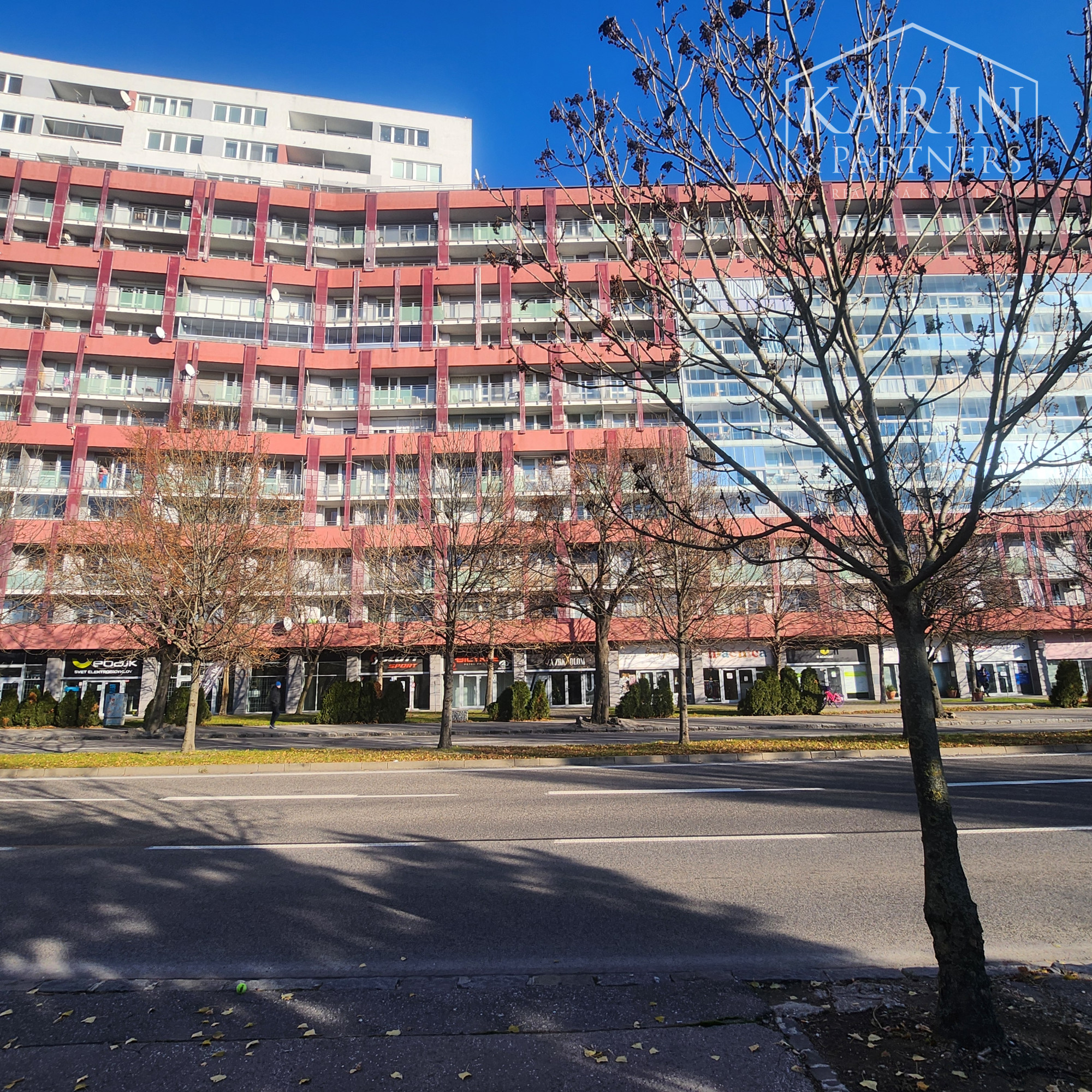 PREDAJ - Obchodné priestory s výkladmi do ulice 336 m2 - Tomášiková ul. mč. Bratislava Ružinov