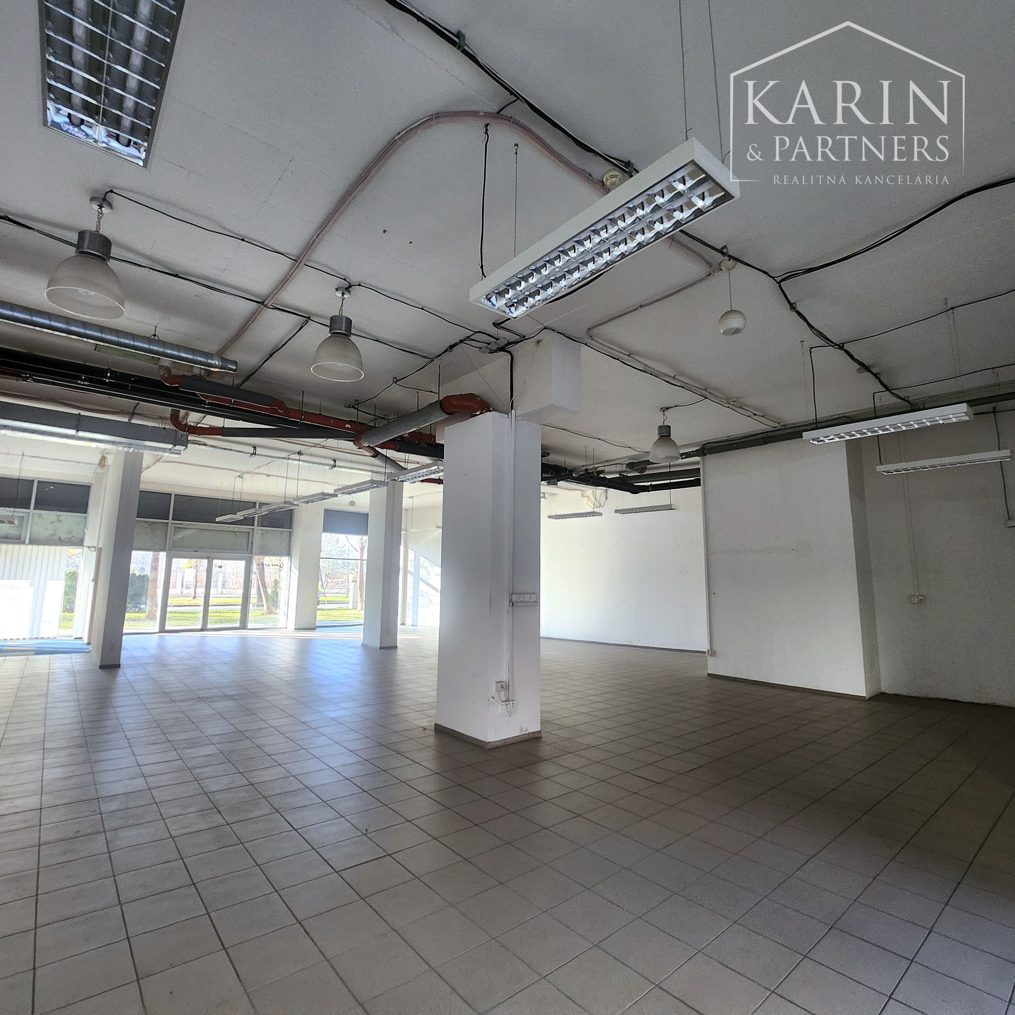 PREDAJ - Obchodné priestory s výkladmi do ulice 336 m2 - Tomášiková ul. mč. Bratislava Ružinov