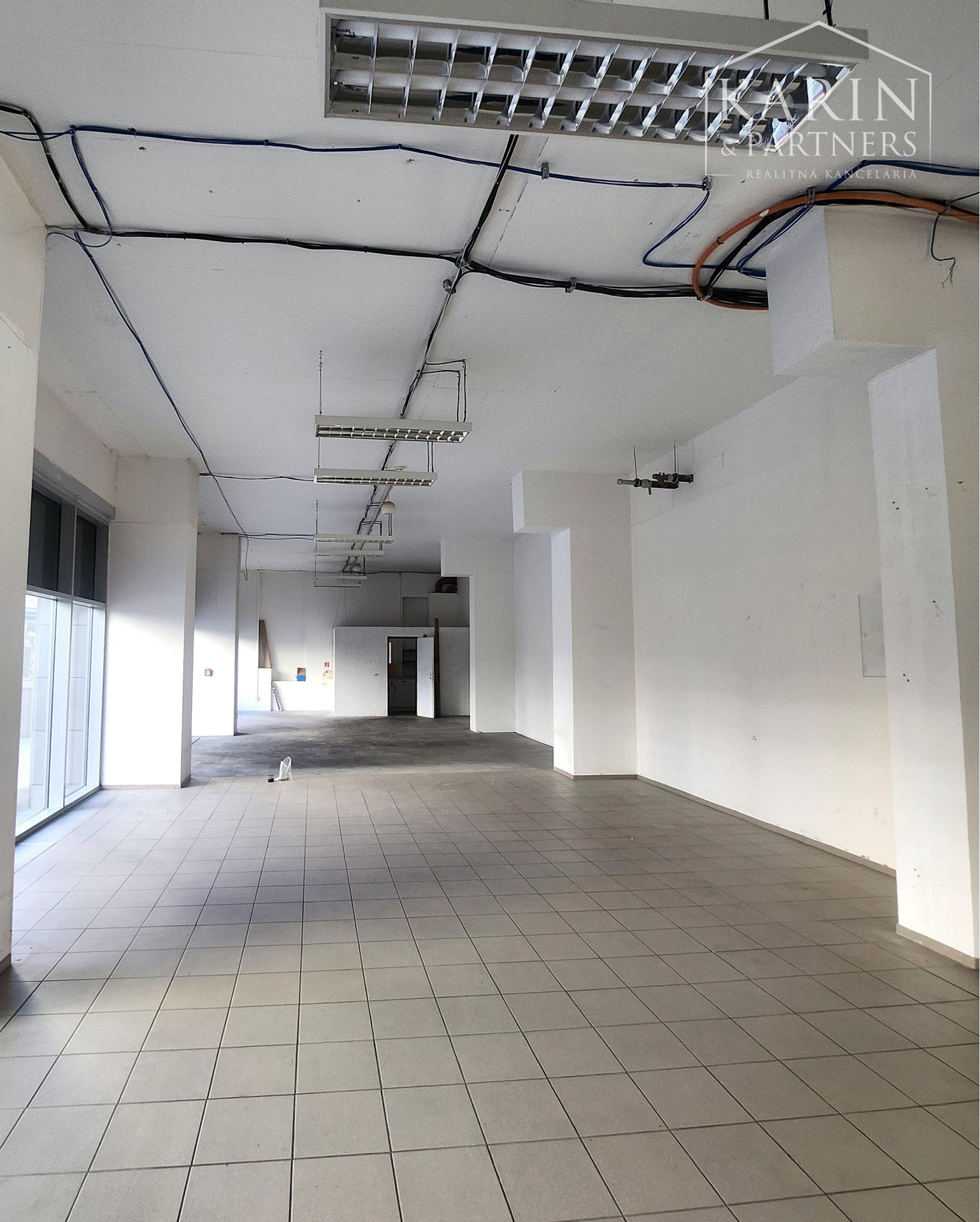 PREDAJ - Obchodné priestory s výkladmi do ulice 336 m2 - Tomášiková ul. mč. Bratislava Ružinov