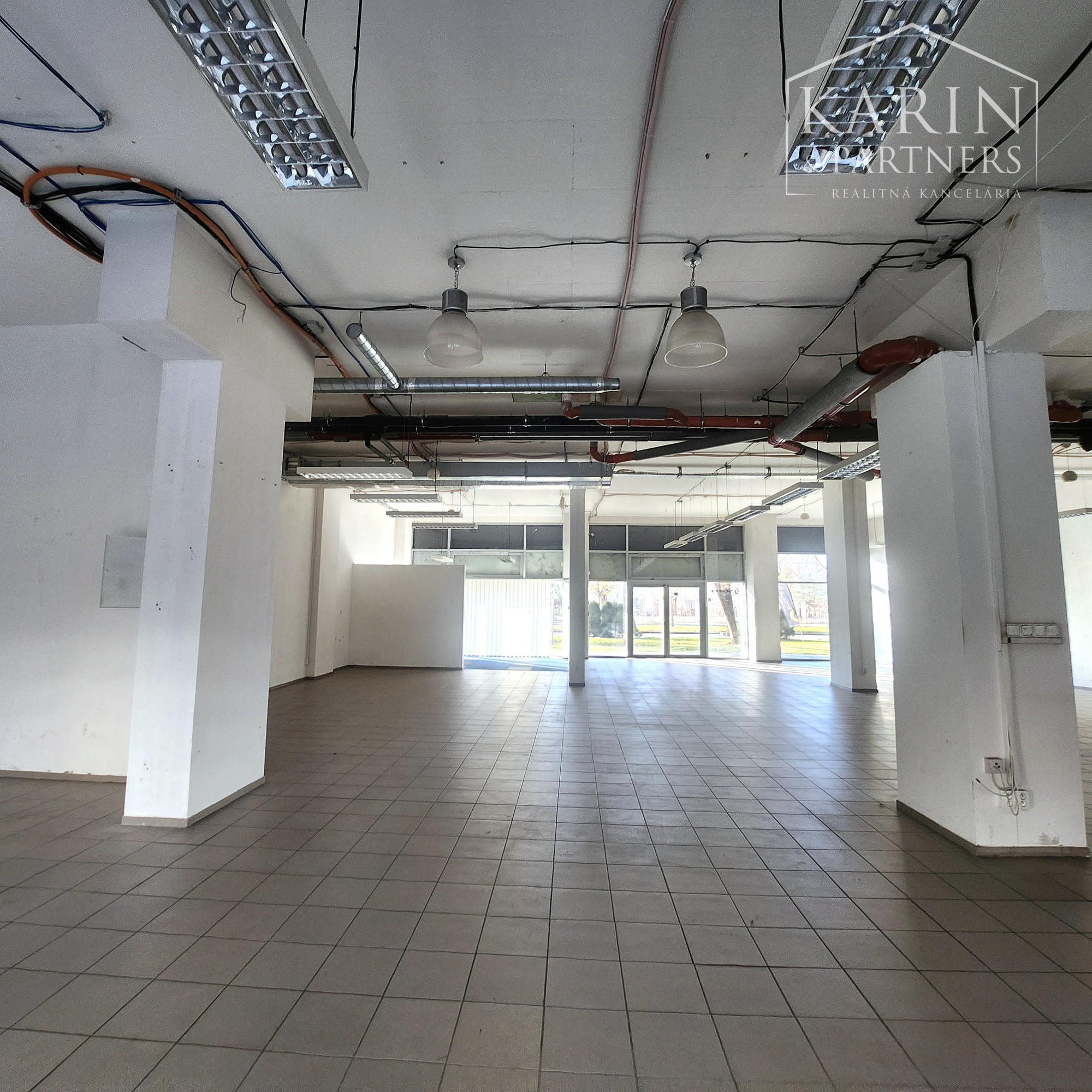 PREDAJ - Obchodné priestory s výkladmi do ulice 336 m2 - Tomášiková ul. mč. Bratislava Ružinov