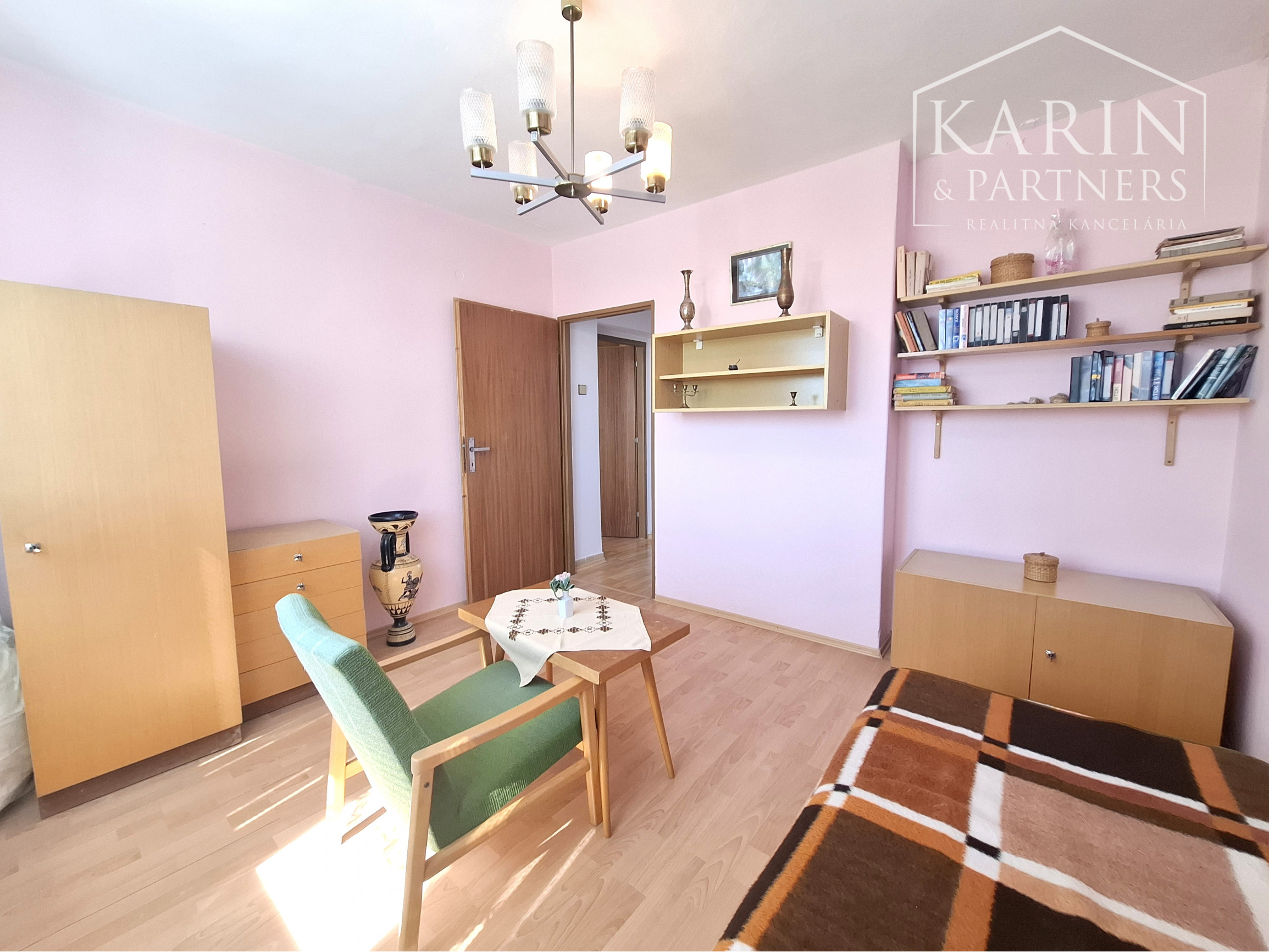 NA PREDAJ 4 IZBOVÝ RODINNÝ DOM S GARÁŽOU A BAZÉNOM V SENCI