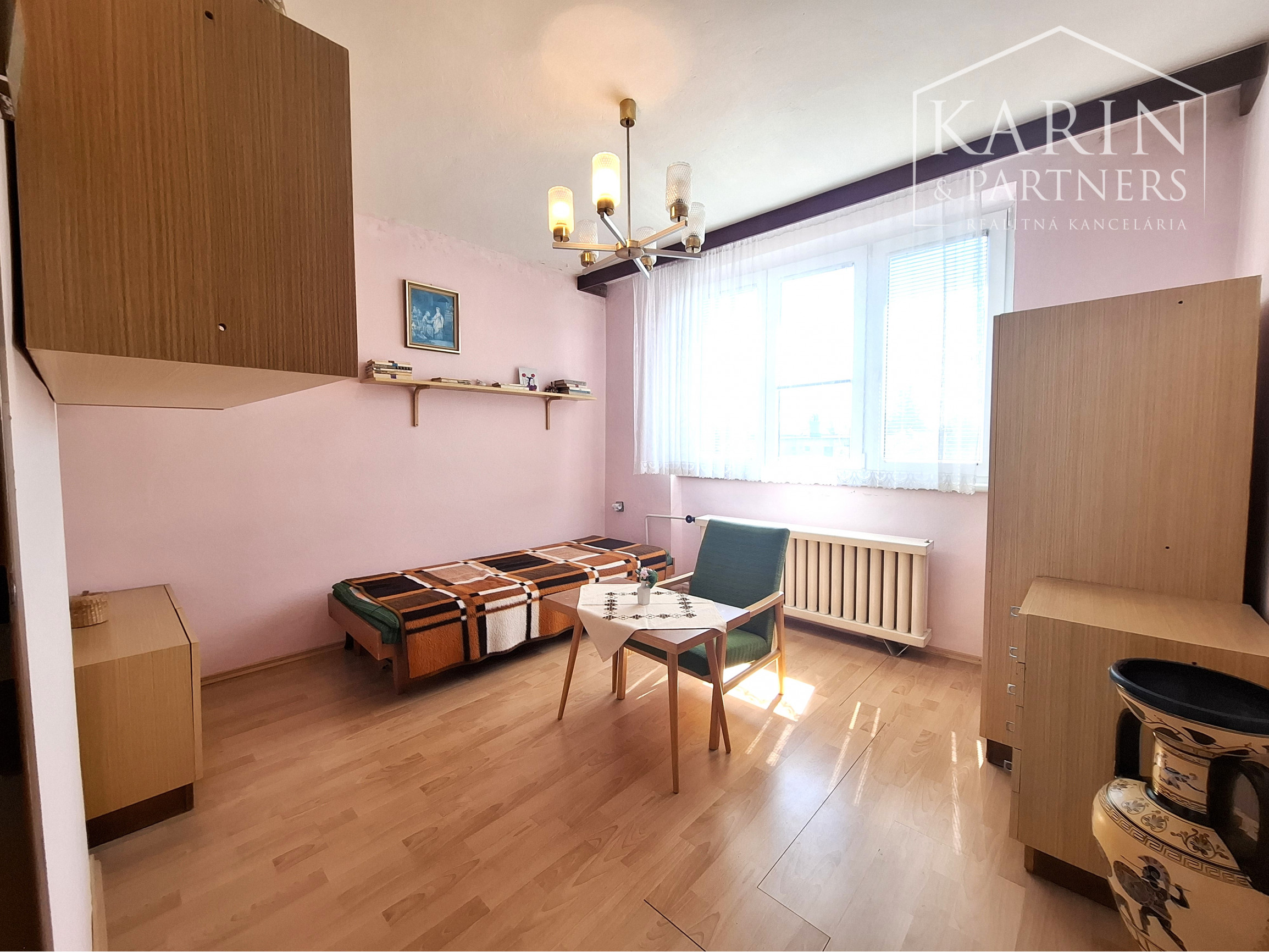 NA PREDAJ 4 IZBOVÝ RODINNÝ DOM S GARÁŽOU A BAZÉNOM V SENCI