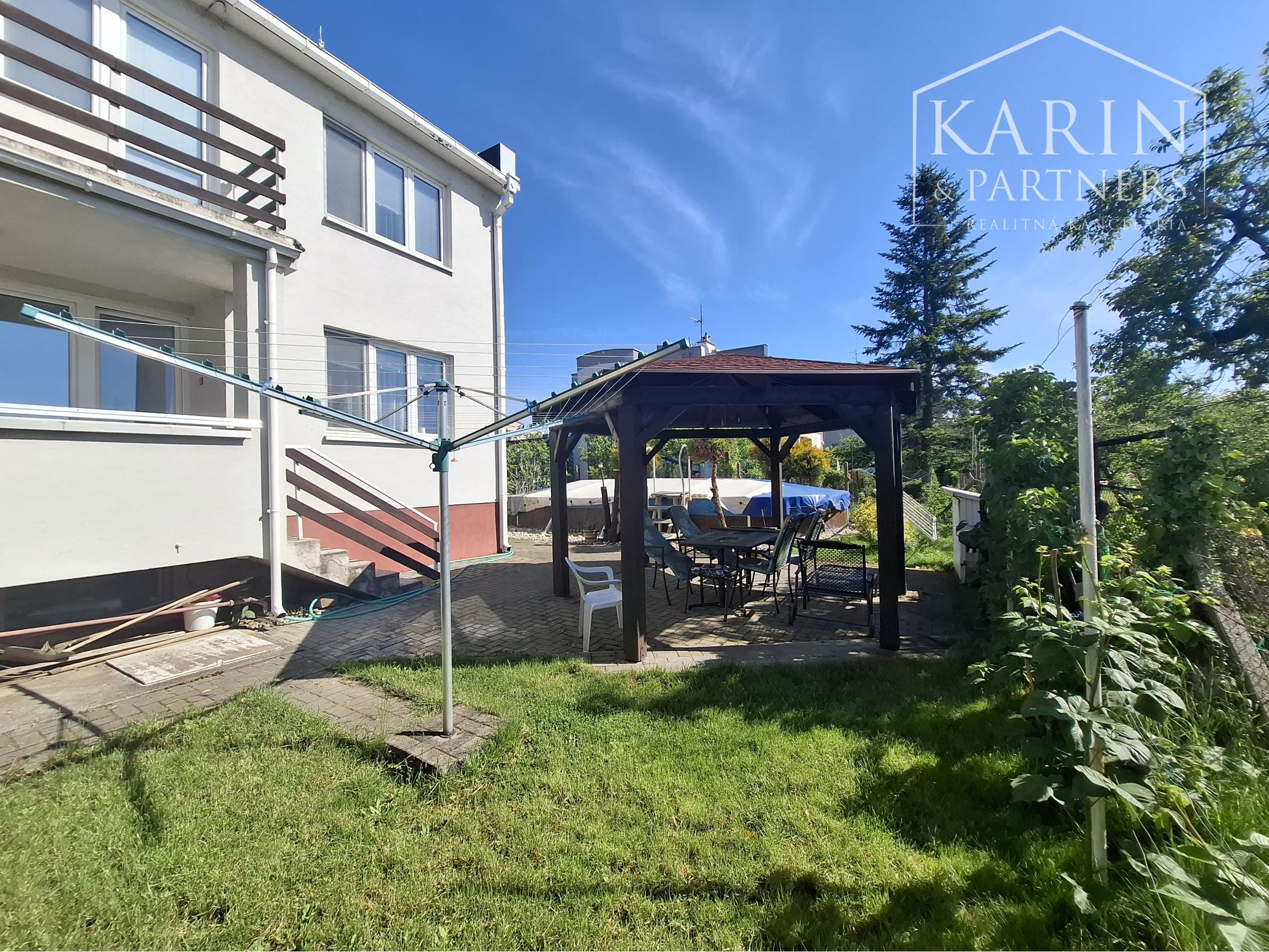 NA PREDAJ 4 IZBOVÝ RODINNÝ DOM S GARÁŽOU A BAZÉNOM V SENCI