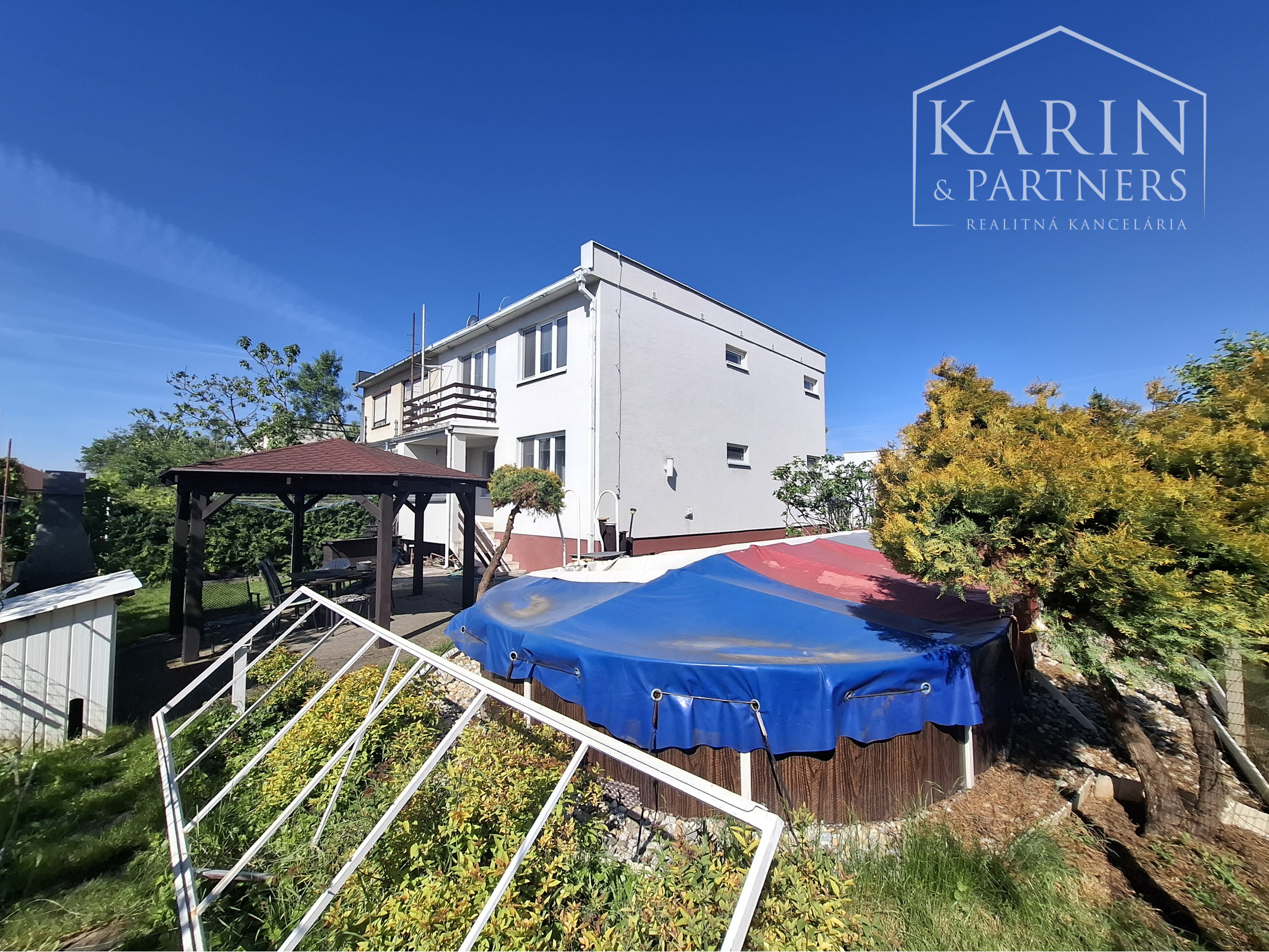 NA PREDAJ 4 IZBOVÝ RODINNÝ DOM S GARÁŽOU A BAZÉNOM V SENCI